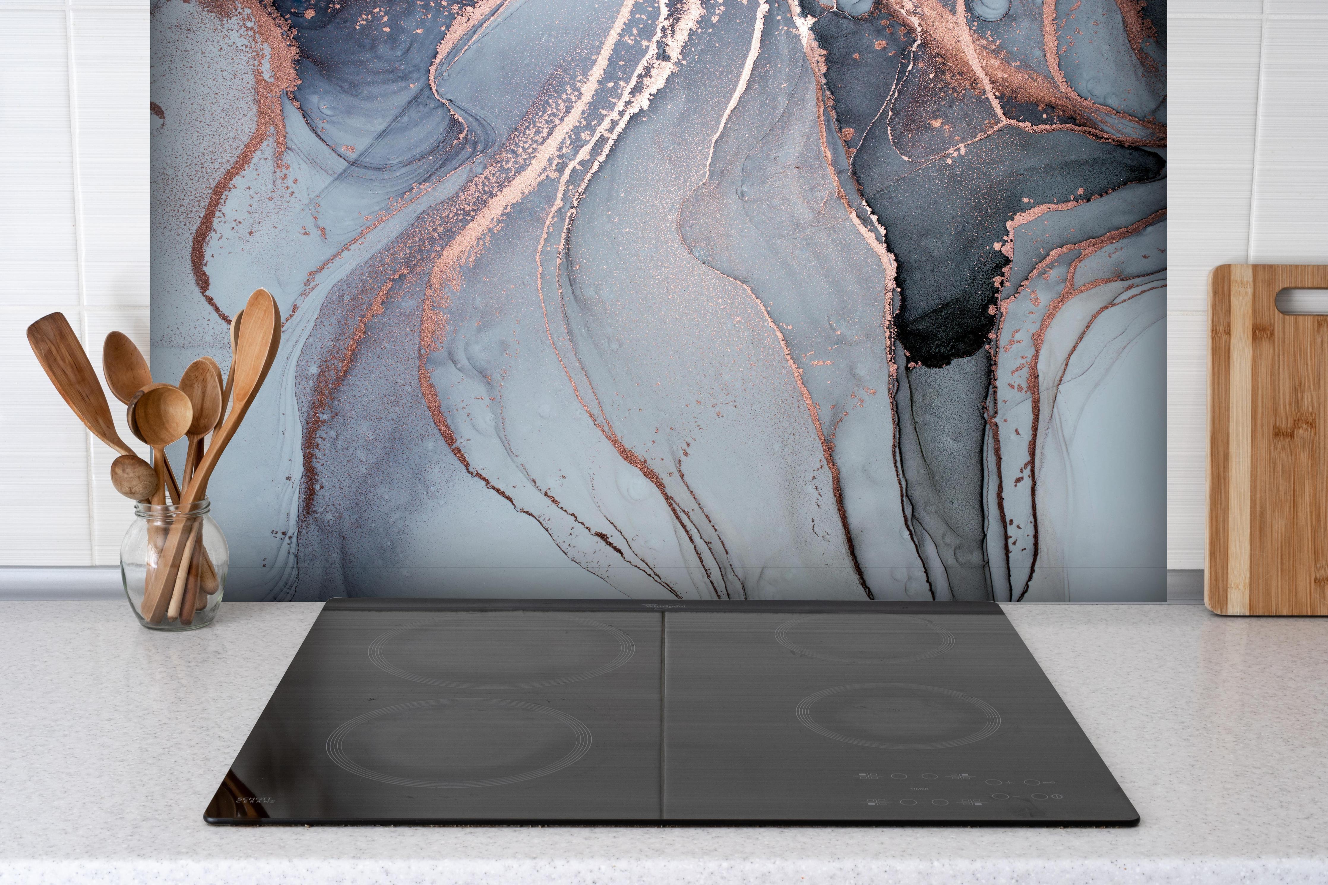 Spritzschutz - Luxus Flüssigkunstmalerei - Alkoholtechnik hinter einem Cerankochfeld zwischen Holz-Kochutensilien