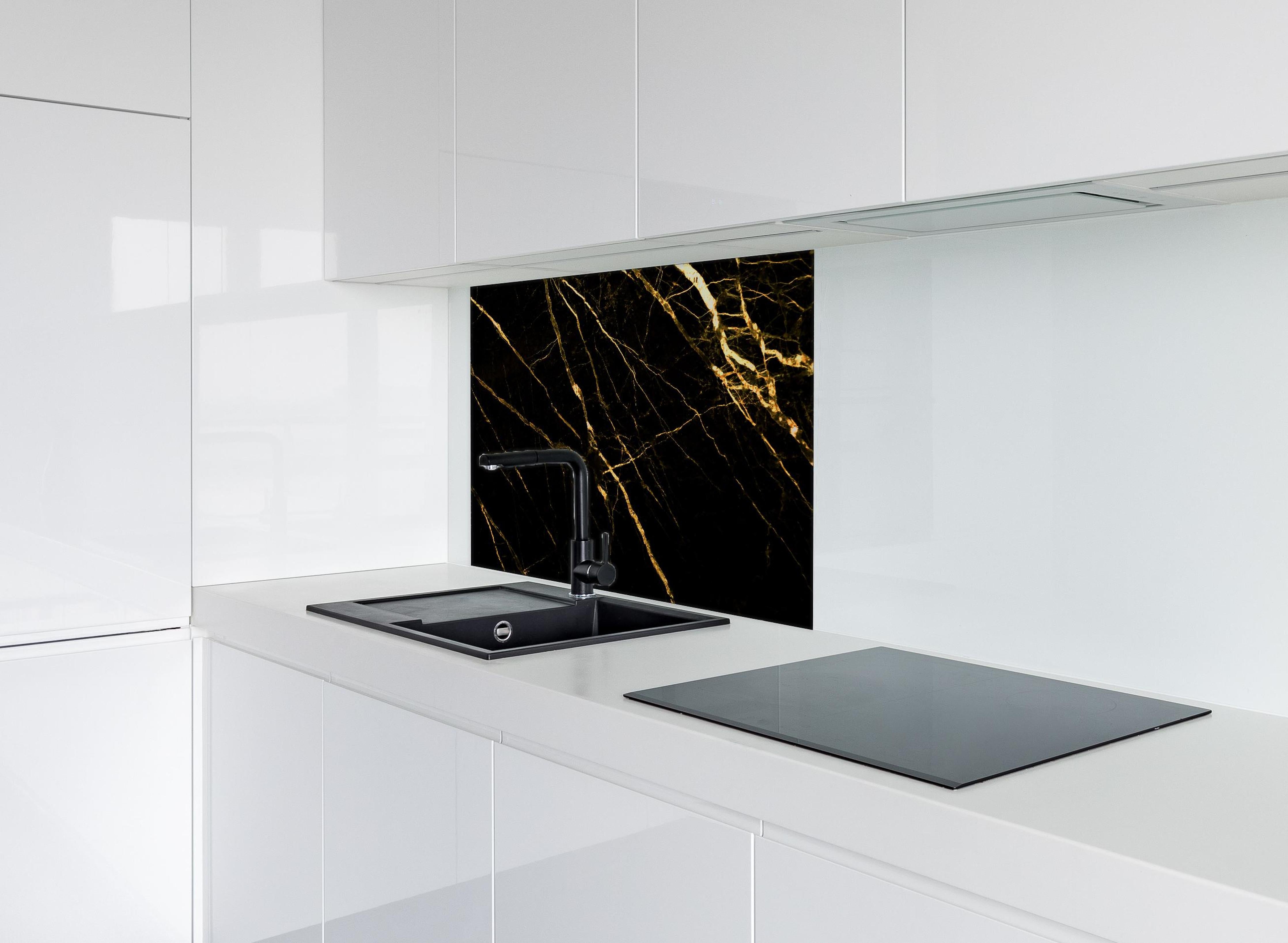 Spritzschutz - Luxus Goldmarmortextur hinter einem Cerankochfeld zwischen Holz-Kochutensilien