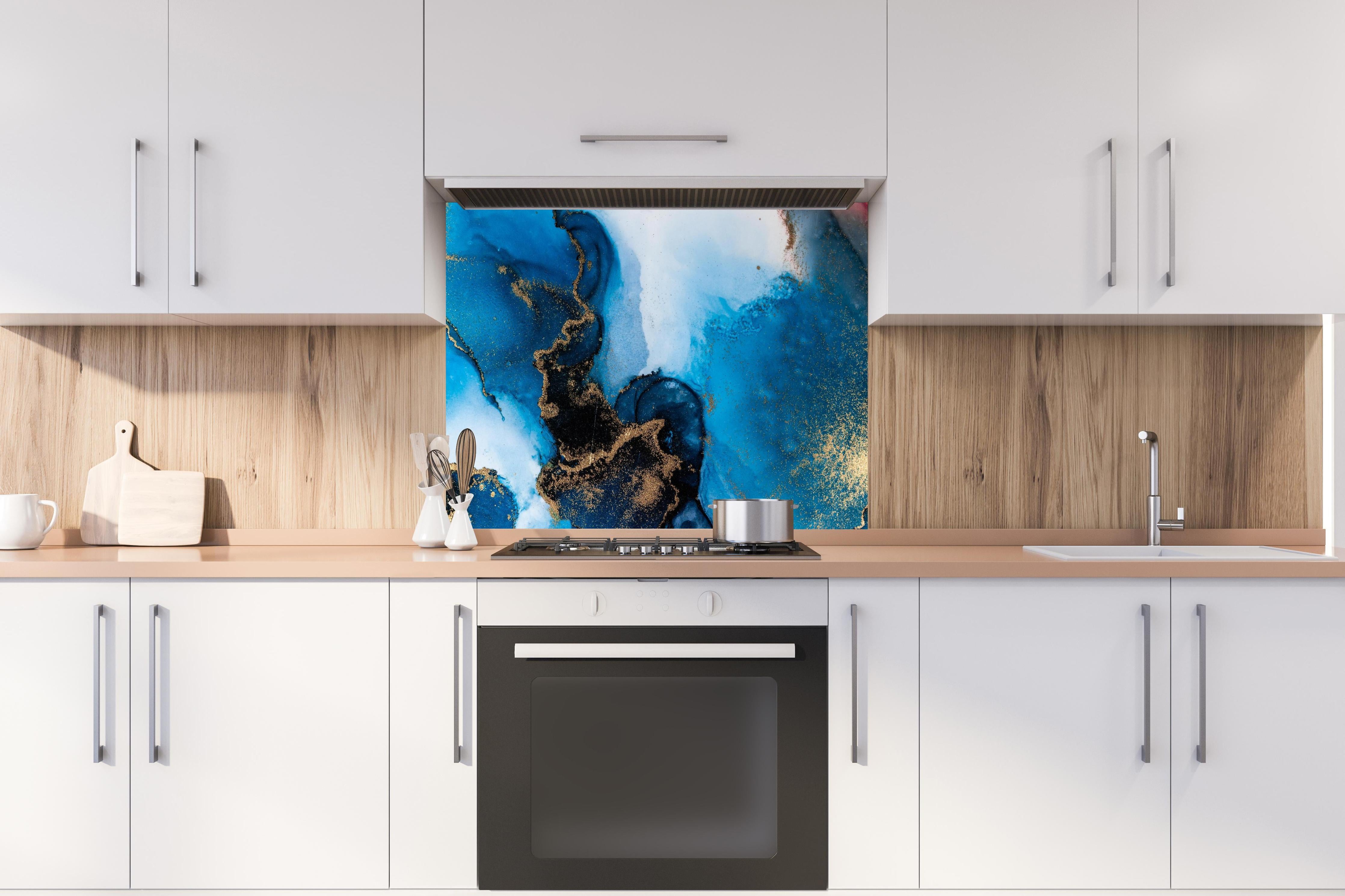Spritzschutz - Luxus Marmor Textur - Flüssigmalerei hinter einem Cerankochfeld zwischen Holz-Kochutensilien