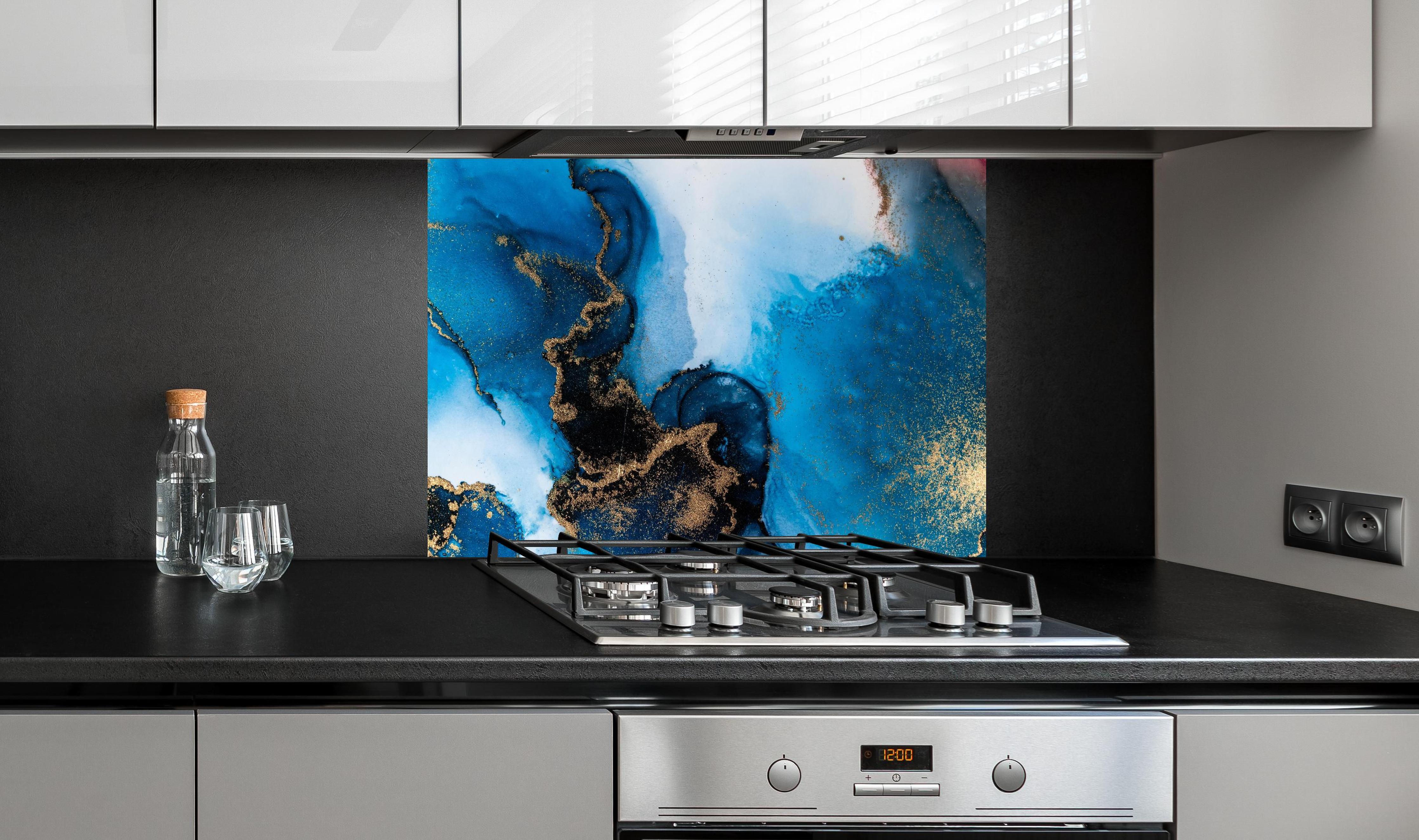 Spritzschutz - Luxus Marmor Textur - Flüssigmalerei hinter einem Cerankochfeld zwischen Holz-Kochutensilien