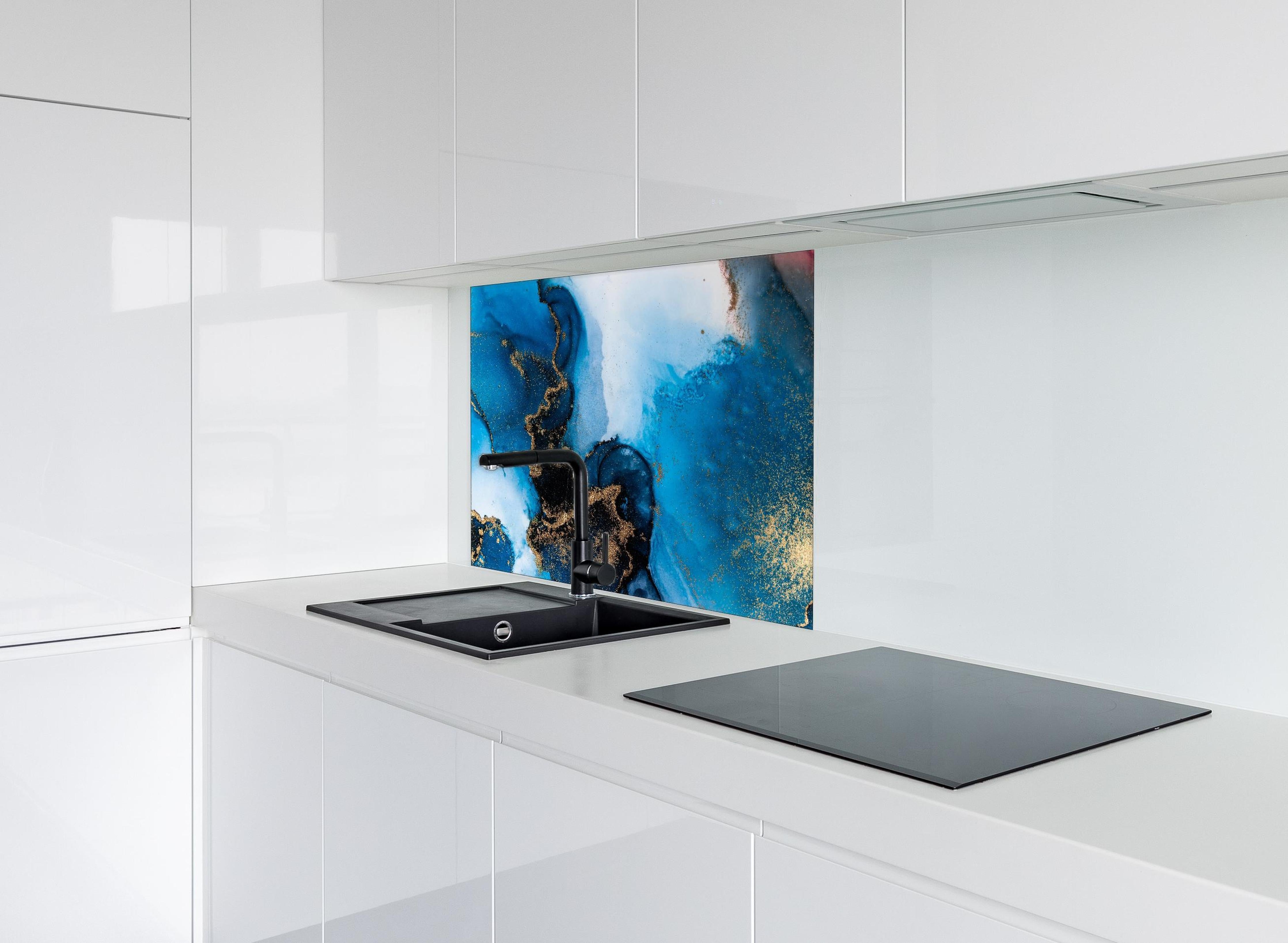 Spritzschutz - Luxus Marmor Textur - Flüssigmalerei hinter einem Cerankochfeld zwischen Holz-Kochutensilien