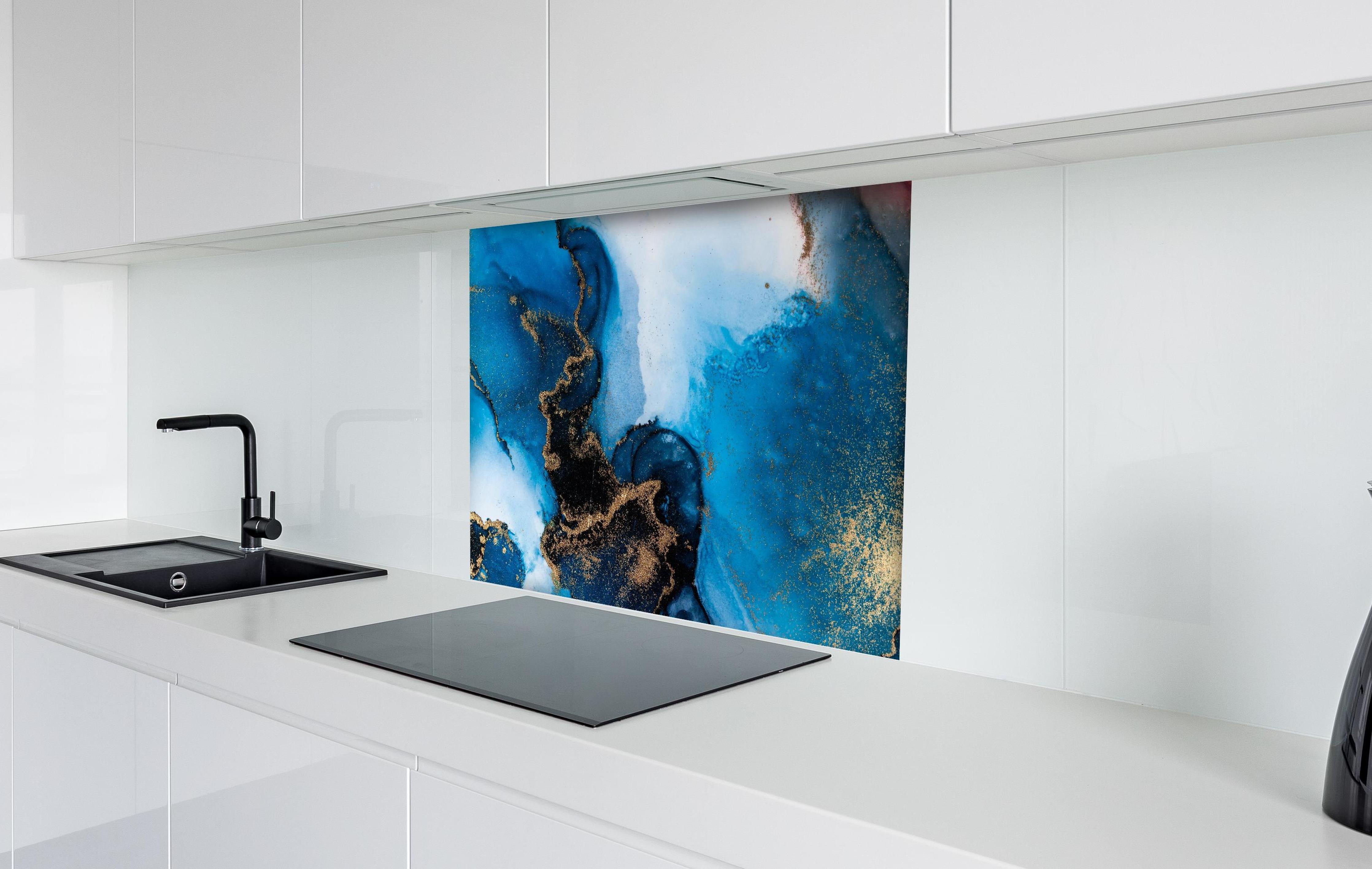 Spritzschutz - Luxus Marmor Textur - Flüssigmalerei hinter einem Cerankochfeld zwischen Holz-Kochutensilien