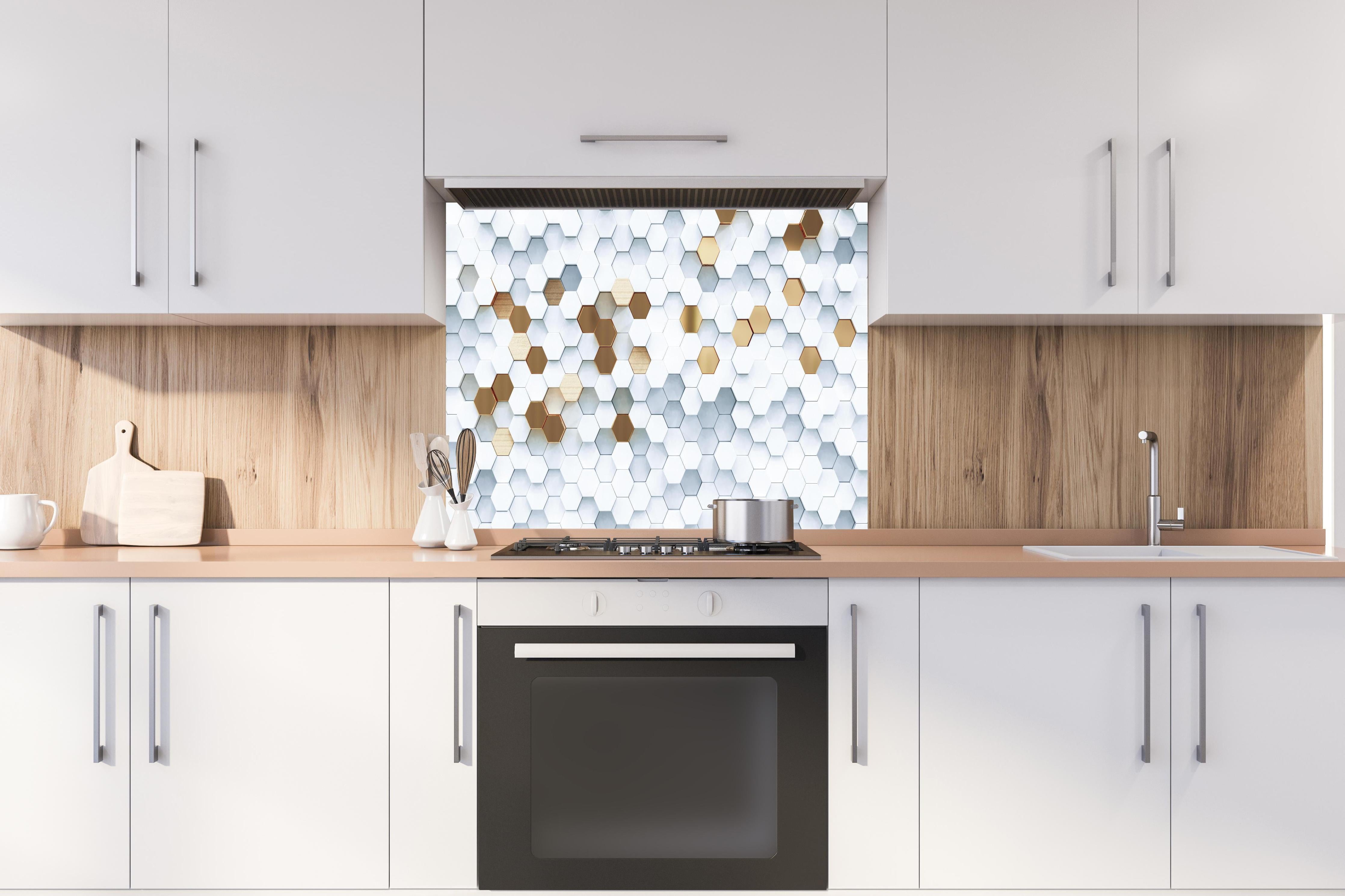 Spritzschutz - Luxus Sechseck Muster hinter einem Cerankochfeld zwischen Holz-Kochutensilien