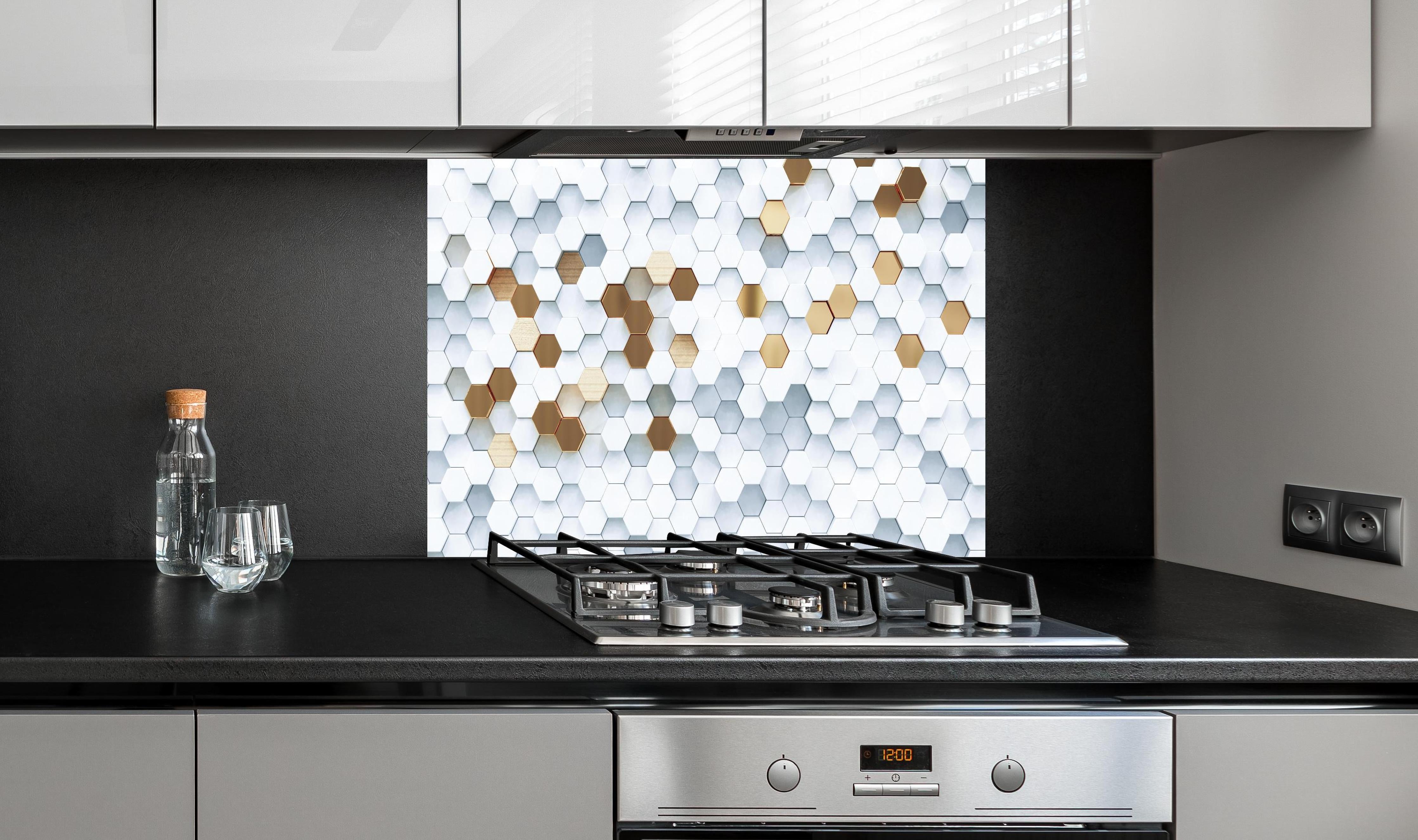 Spritzschutz - Luxus Sechseck Muster hinter einem Cerankochfeld zwischen Holz-Kochutensilien
