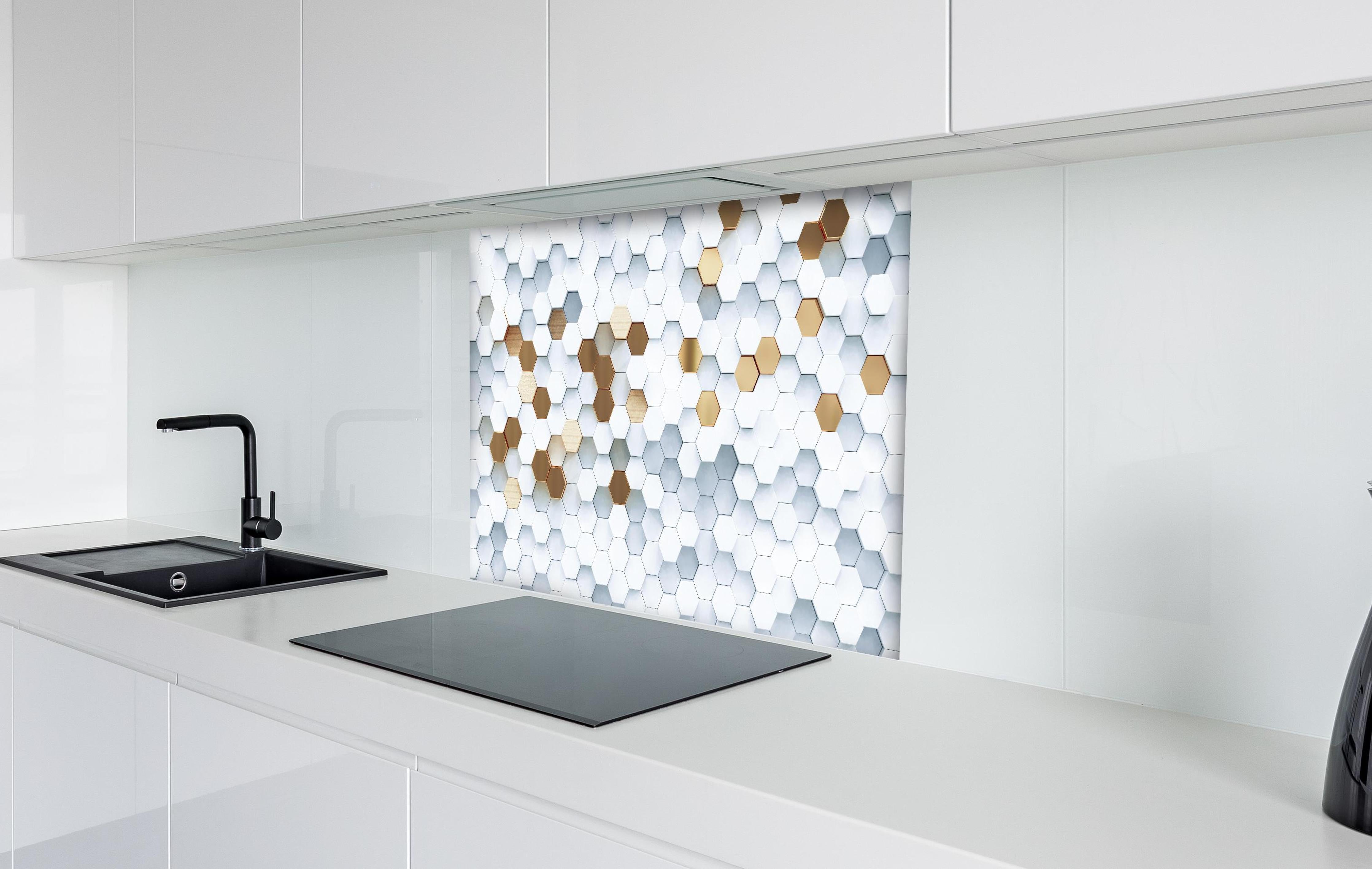 Spritzschutz - Luxus Sechseck Muster hinter einem Cerankochfeld zwischen Holz-Kochutensilien