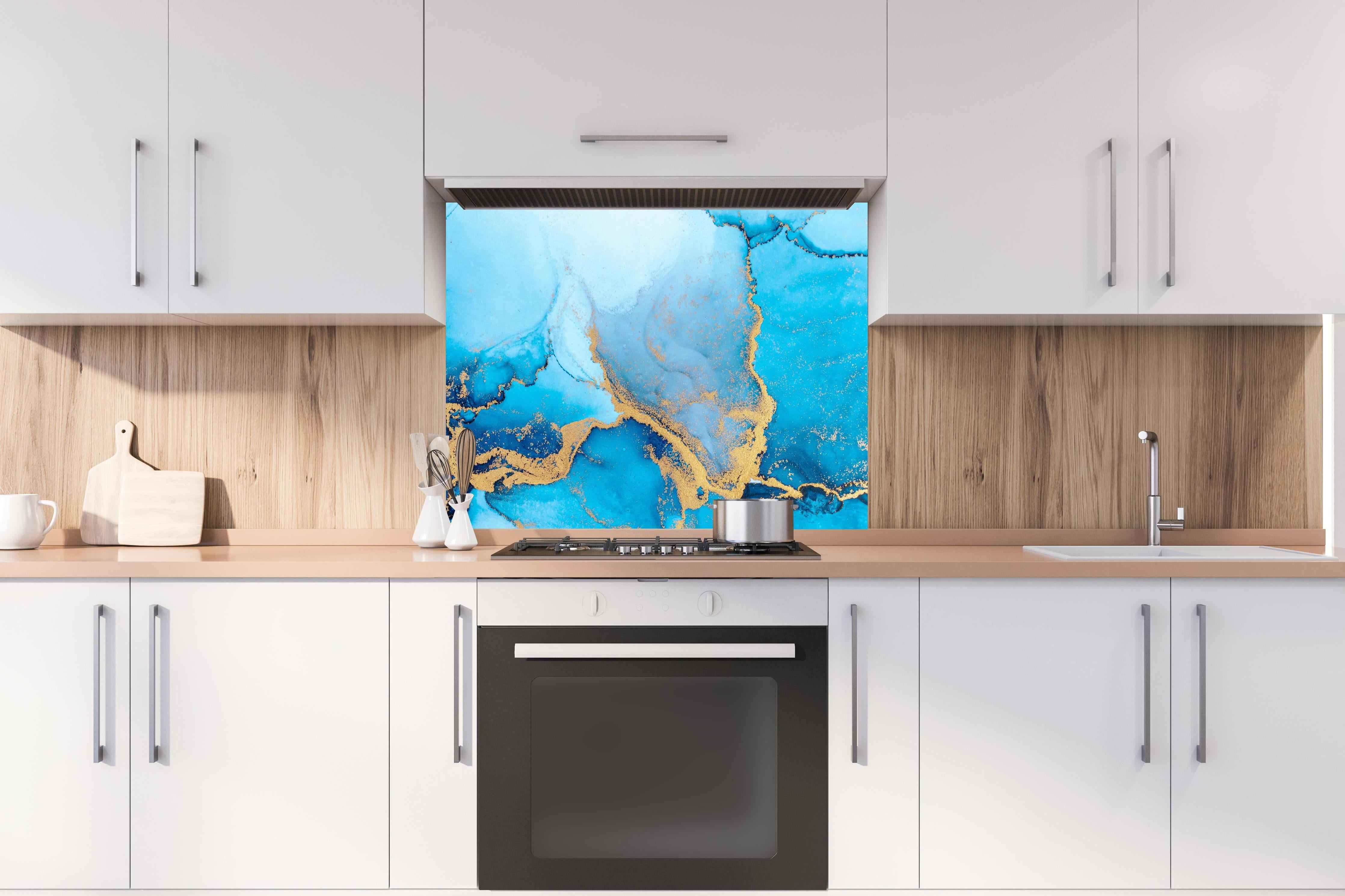 Spritzschutz - Luxus blau mit goldenem Stich - Tintenmalerei hinter einem Cerankochfeld zwischen Holz-Kochutensilien