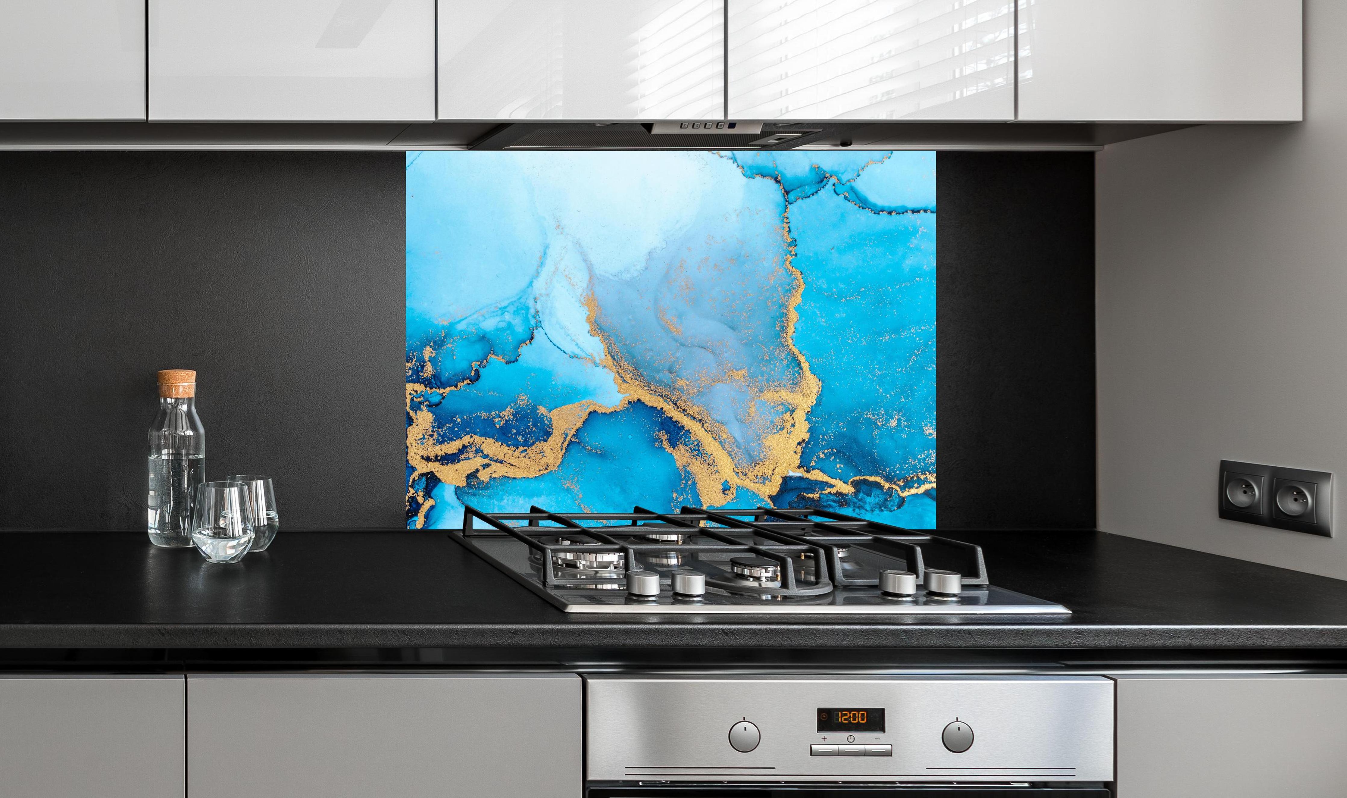 Spritzschutz - Luxus blau mit goldenem Stich - Tintenmalerei hinter einem Cerankochfeld zwischen Holz-Kochutensilien