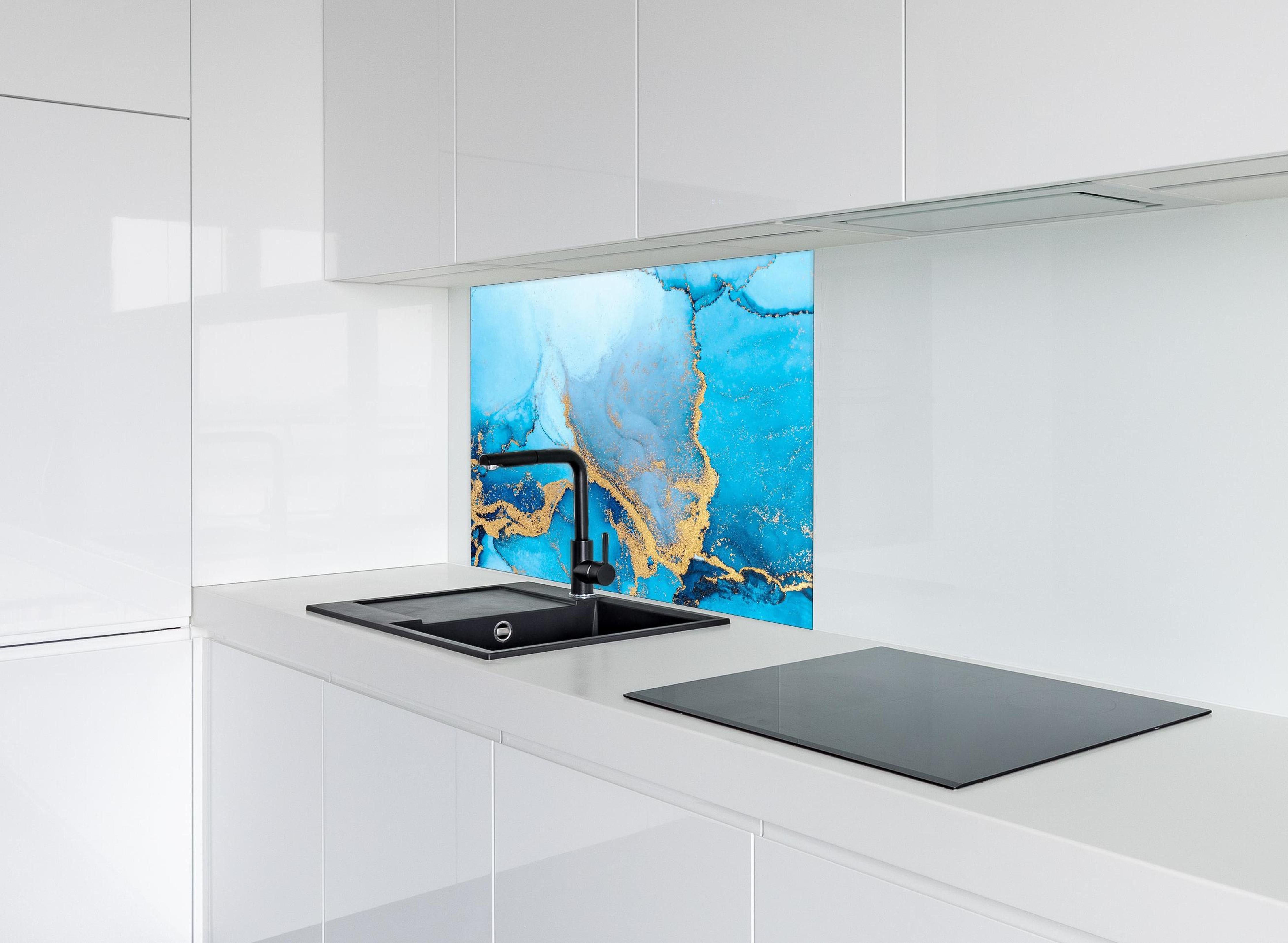 Spritzschutz - Luxus blau mit goldenem Stich - Tintenmalerei hinter einem Cerankochfeld zwischen Holz-Kochutensilien