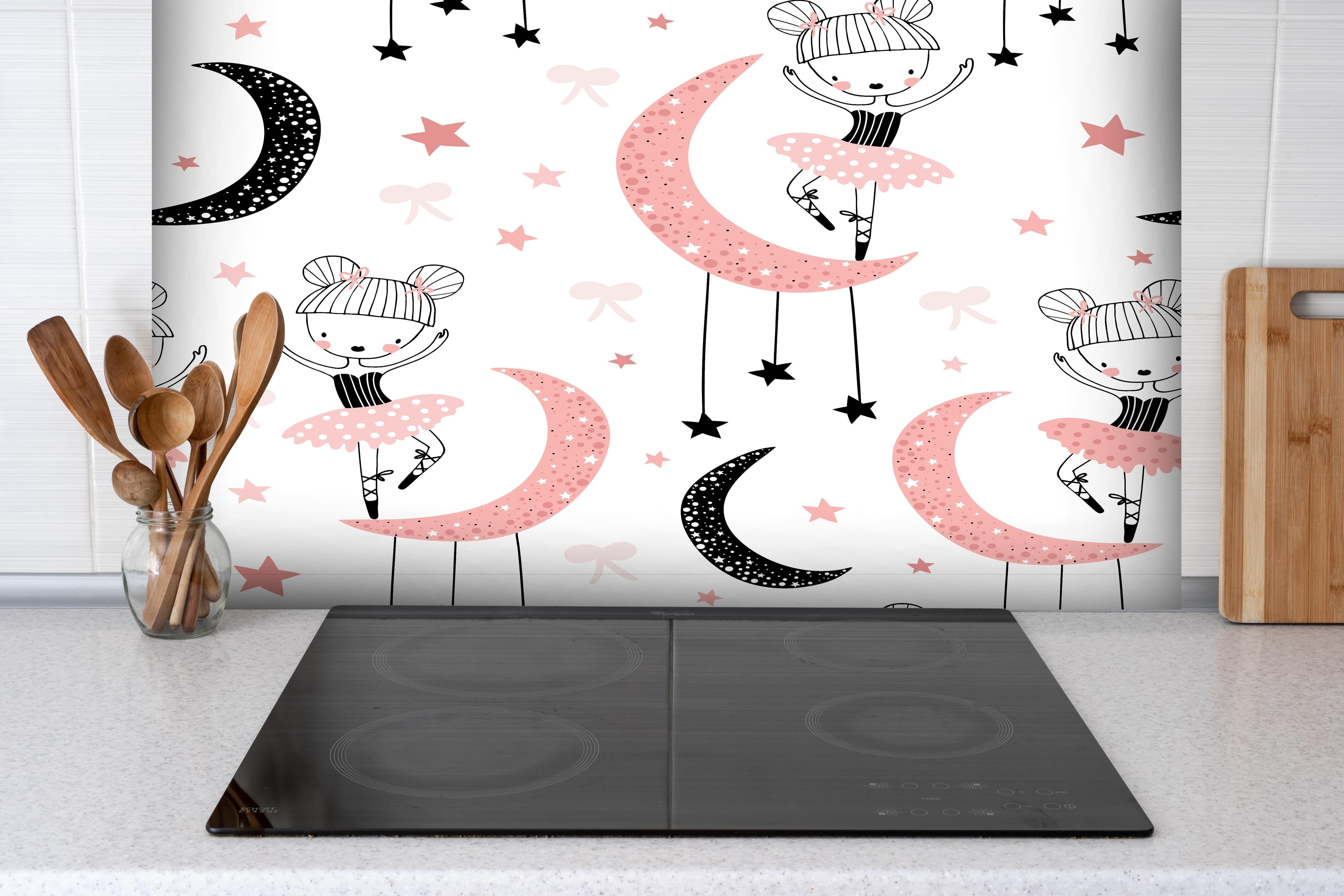 Spritzschutz - Mädchen Ballett Tanz auf Mond Illustration hinter einem Cerankochfeld zwischen Holz-Kochutensilien