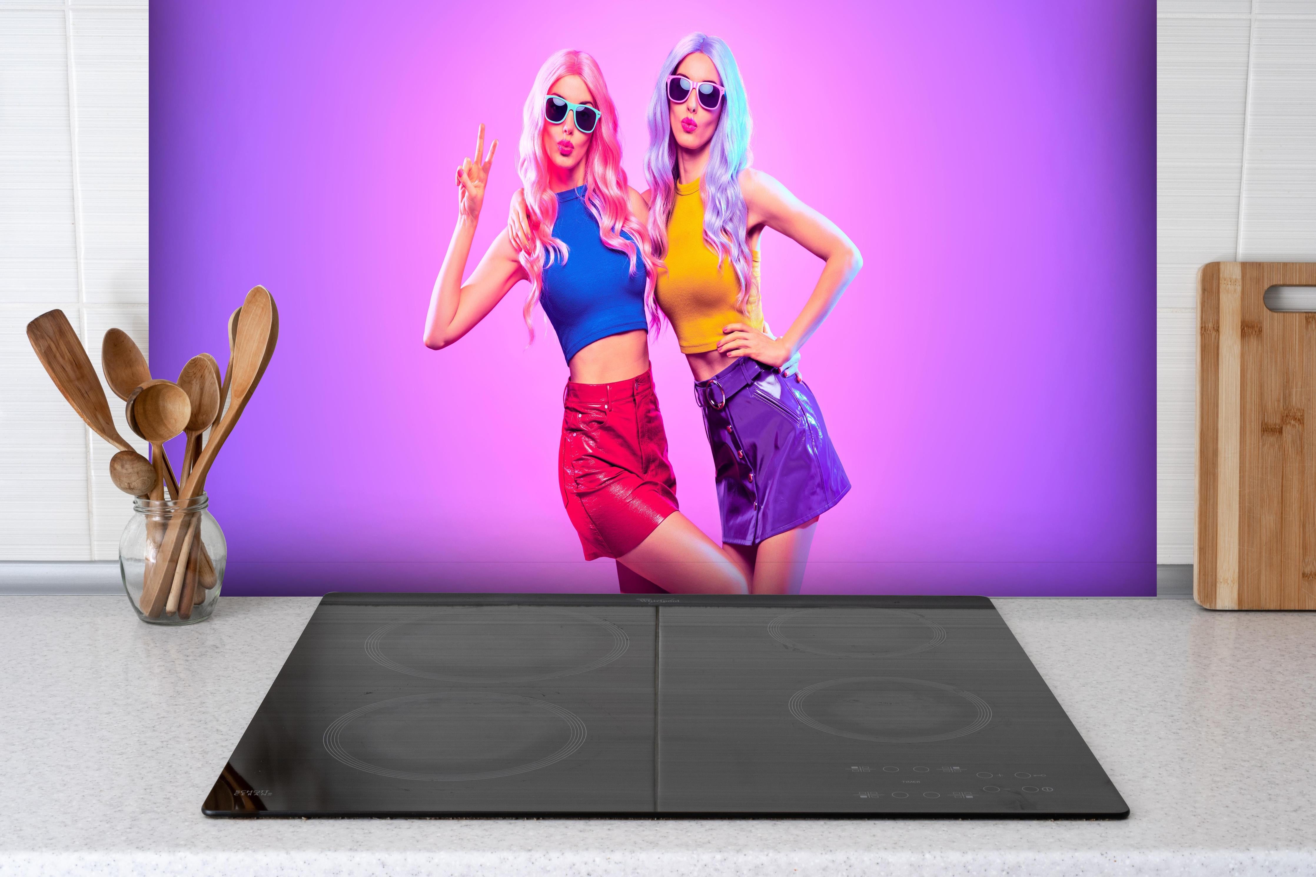 Spritzschutz - Mädchen im Neonlicht hinter einem Cerankochfeld zwischen Holz-Kochutensilien