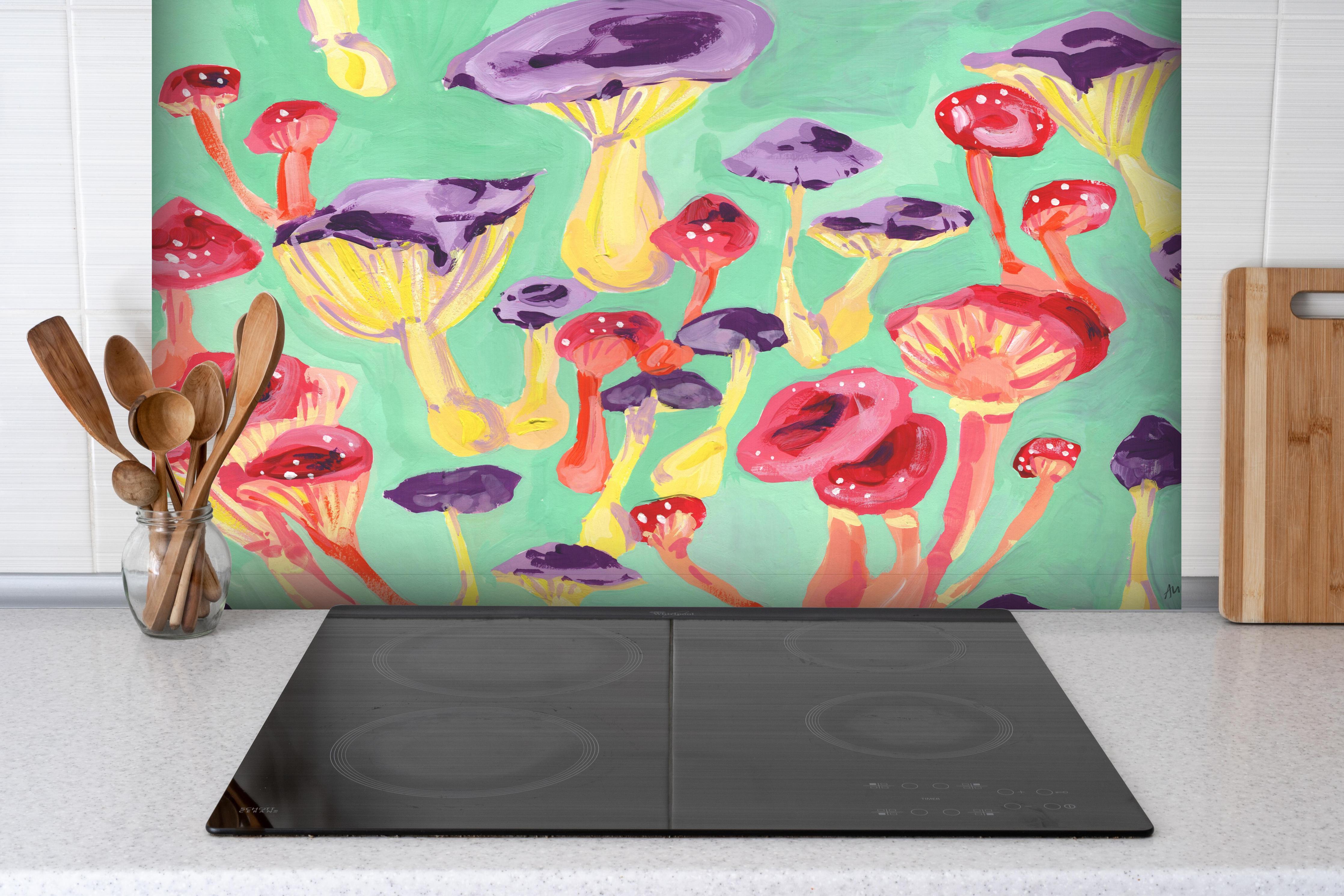 Spritzschutz - Magische Pilze - Gemälde hinter einem Cerankochfeld zwischen Holz-Kochutensilien