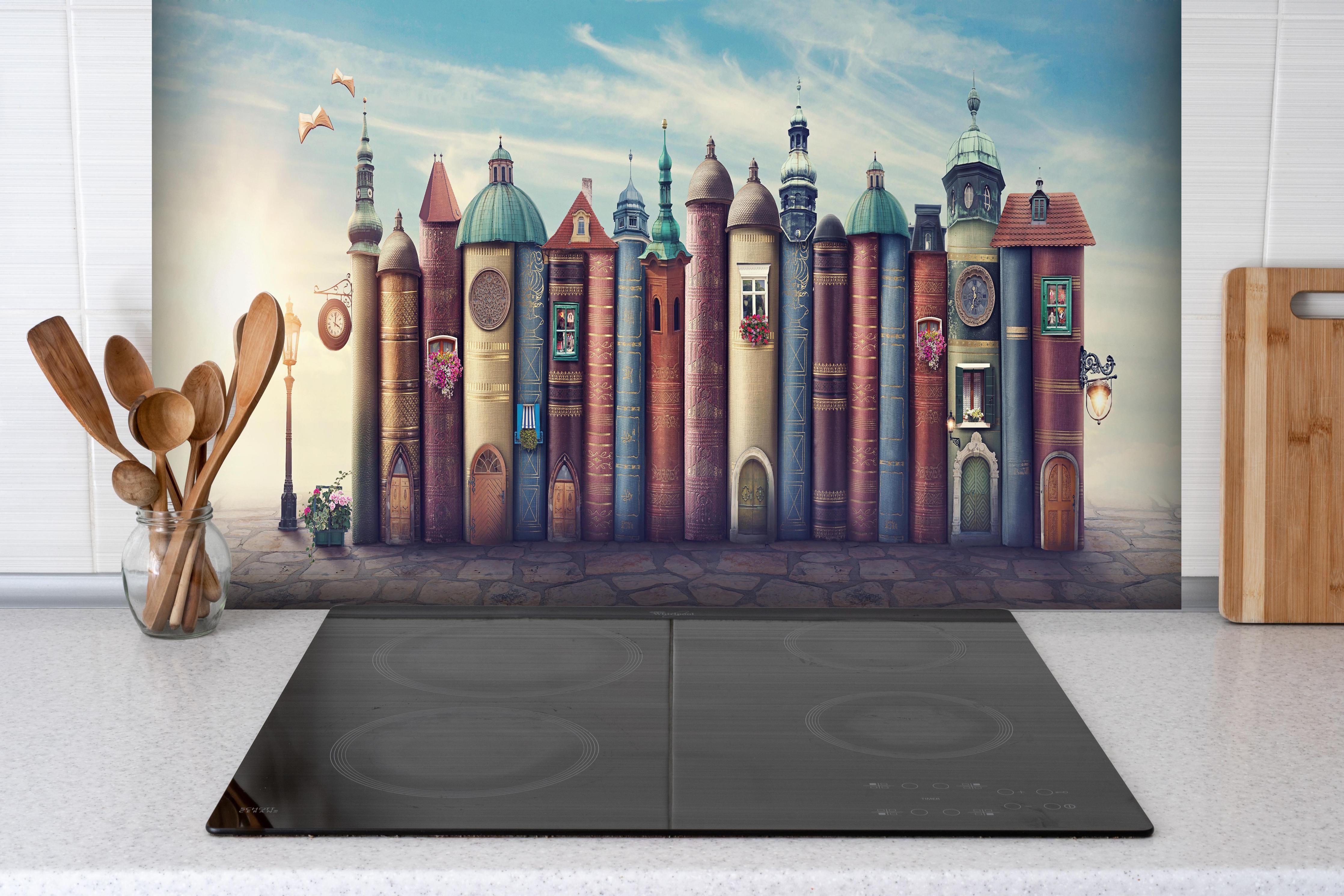 Spritzschutz - Magische Stadt aus Büchern hinter einem Cerankochfeld zwischen Holz-Kochutensilien