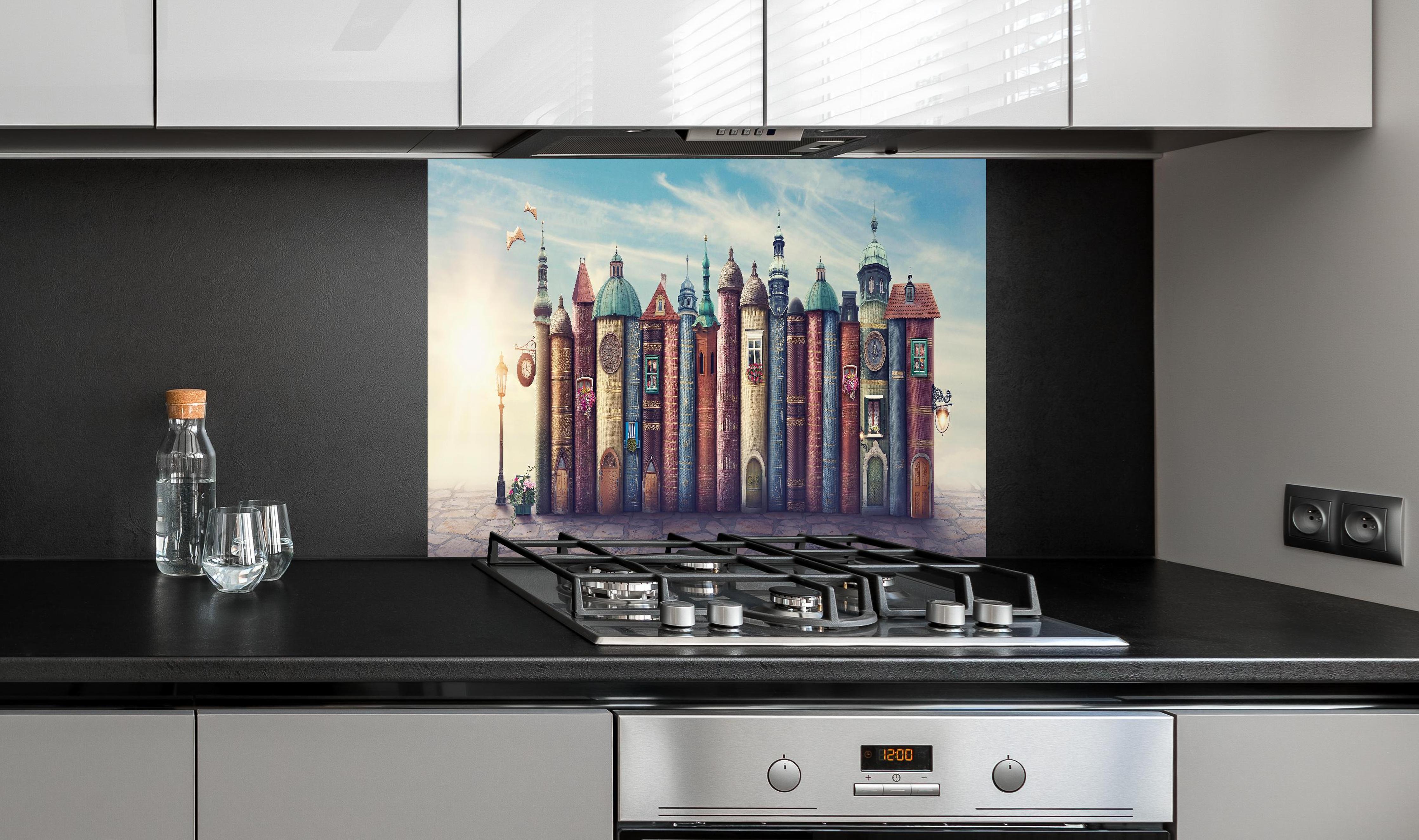 Spritzschutz - Magische Stadt aus Büchern hinter einem Cerankochfeld zwischen Holz-Kochutensilien