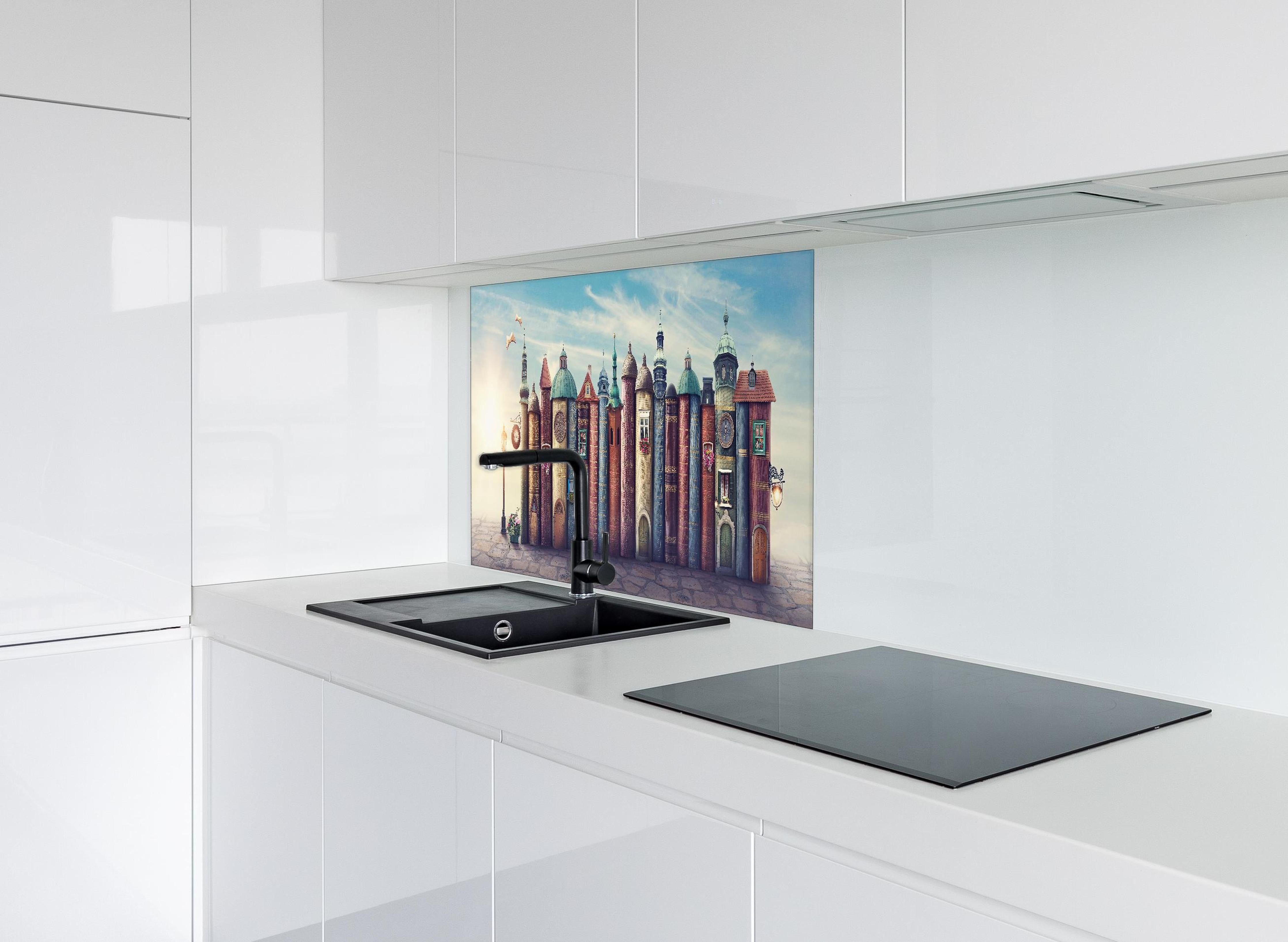 Spritzschutz - Magische Stadt aus Büchern hinter einem Cerankochfeld zwischen Holz-Kochutensilien