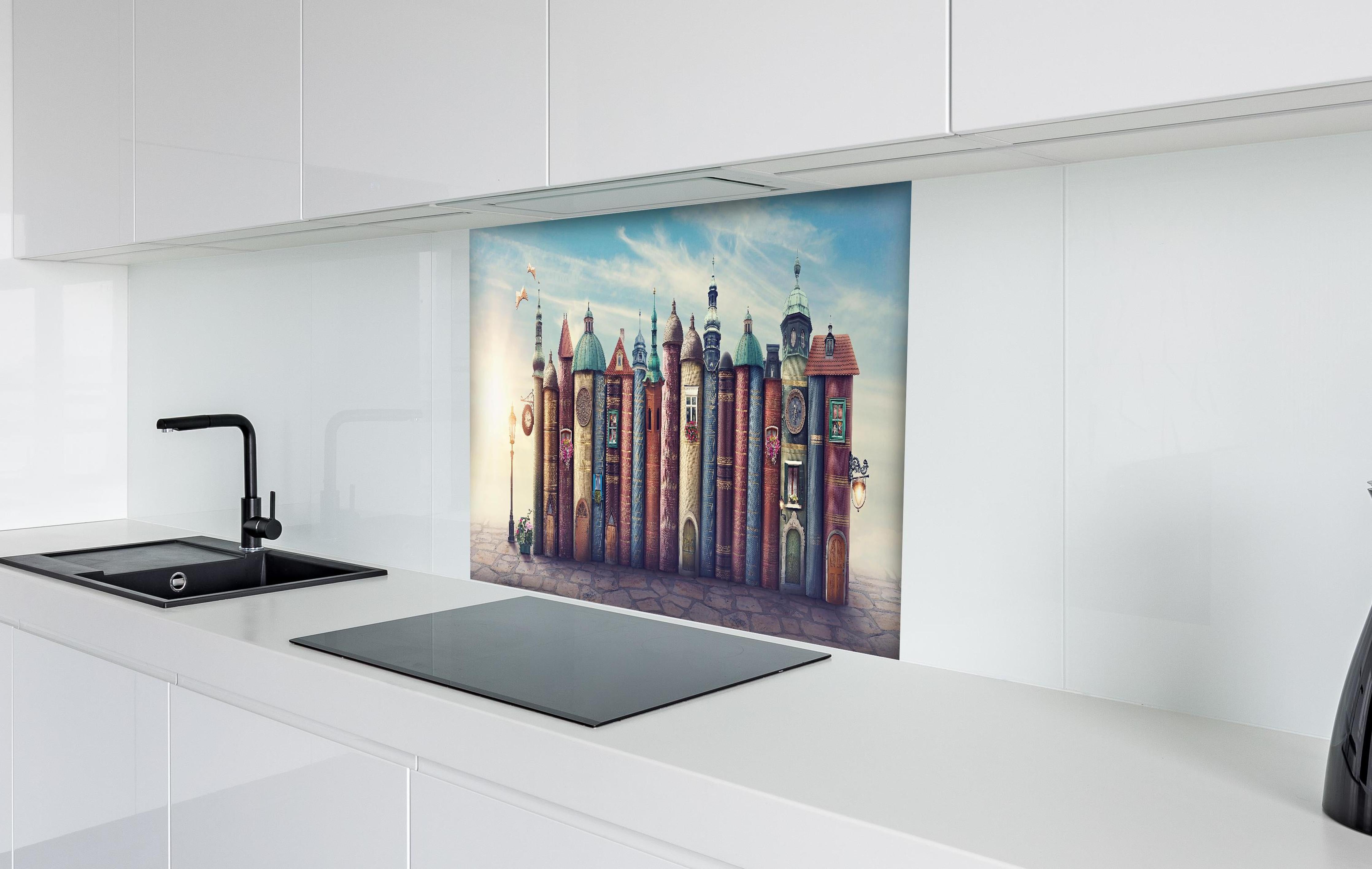 Spritzschutz - Magische Stadt aus Büchern hinter einem Cerankochfeld zwischen Holz-Kochutensilien