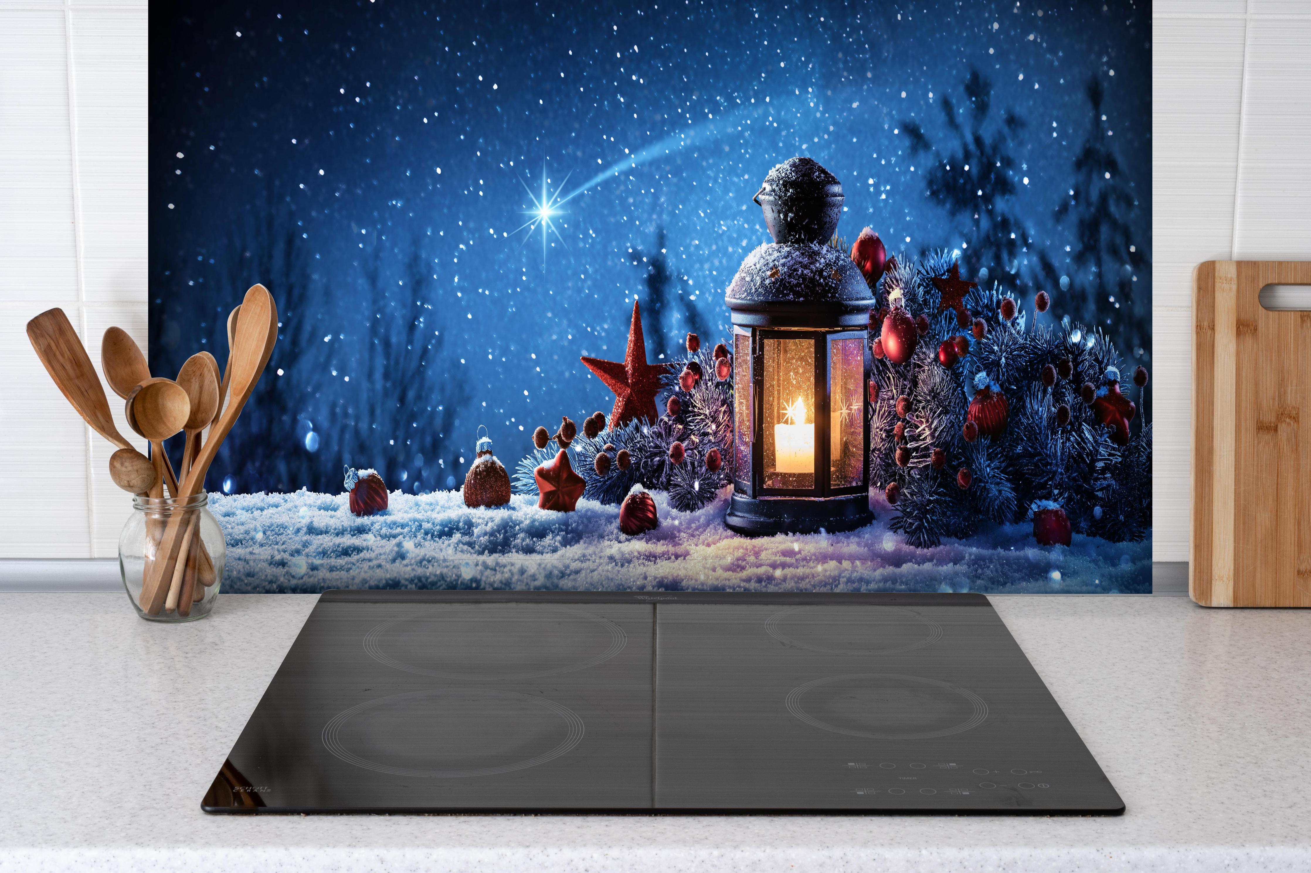 Spritzschutz - Magische Weihnachtsnacht mit Sternschnuppen hinter einem Cerankochfeld zwischen Holz-Kochutensilien
