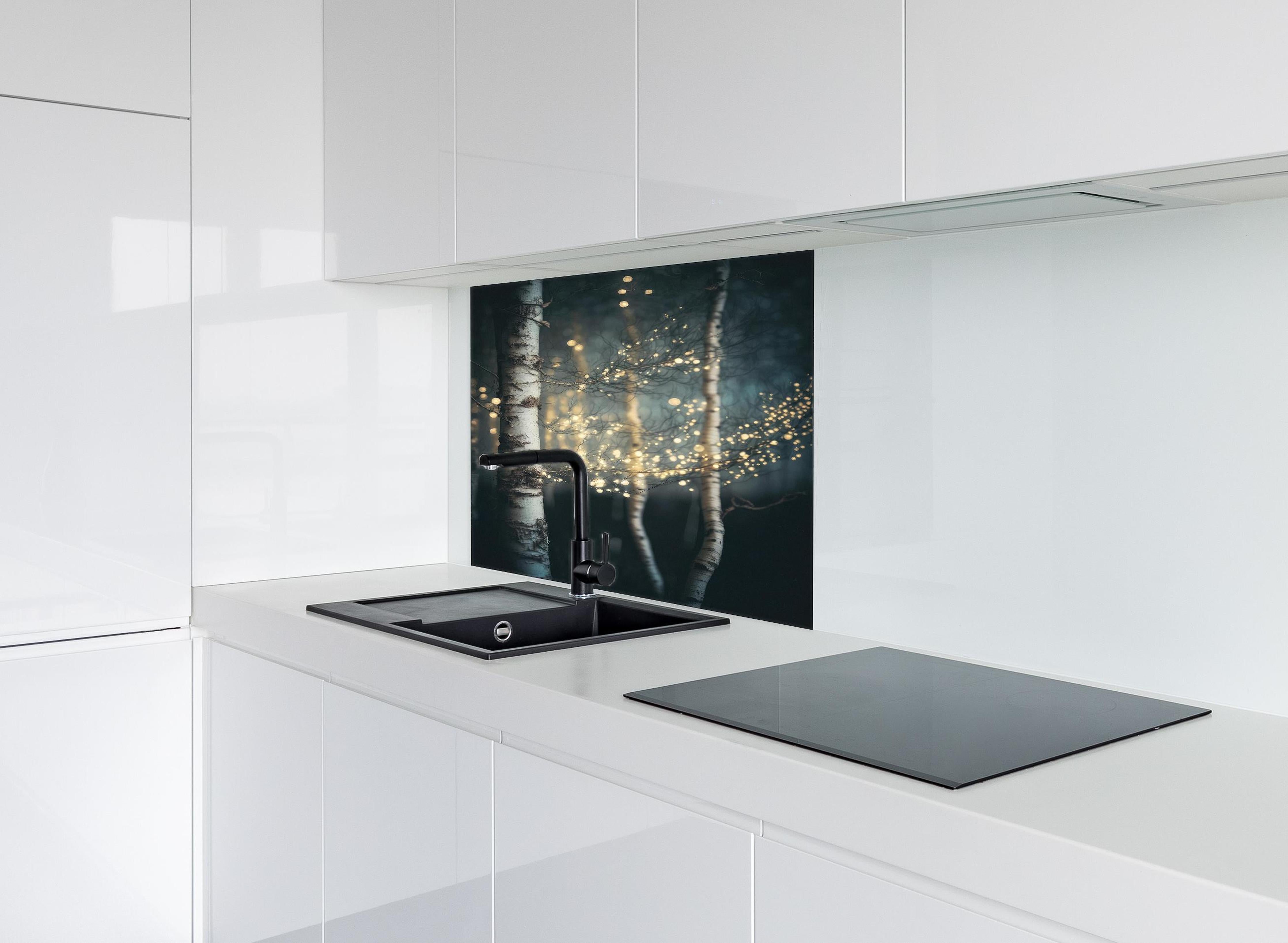 Spritzschutz - Magischer Wald hinter einem Cerankochfeld zwischen Holz-Kochutensilien