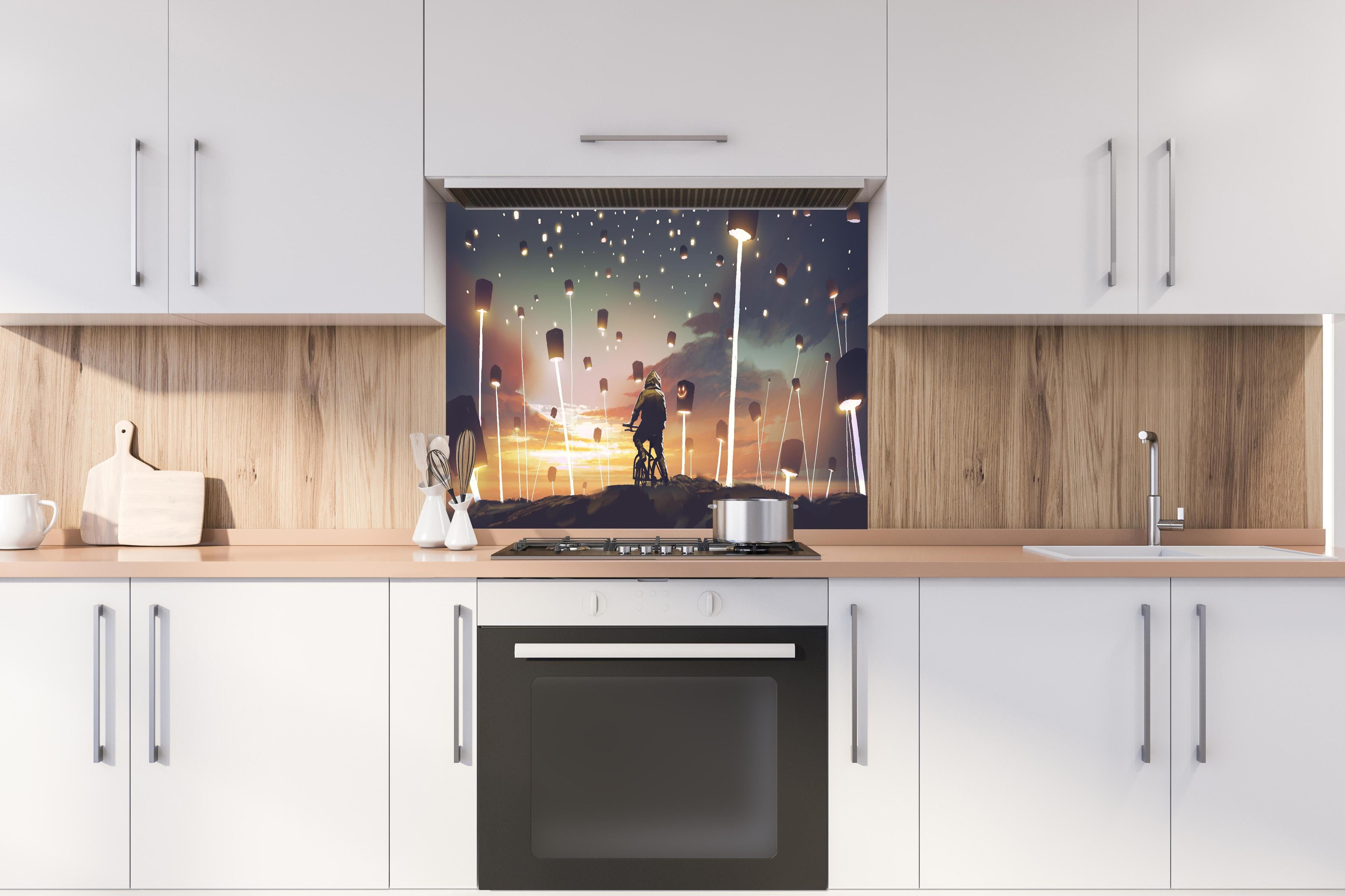 Spritzschutz - Magisches Laterne Lichtfest bei Sonnenuntergang hinter einem Cerankochfeld zwischen Holz-Kochutensilien