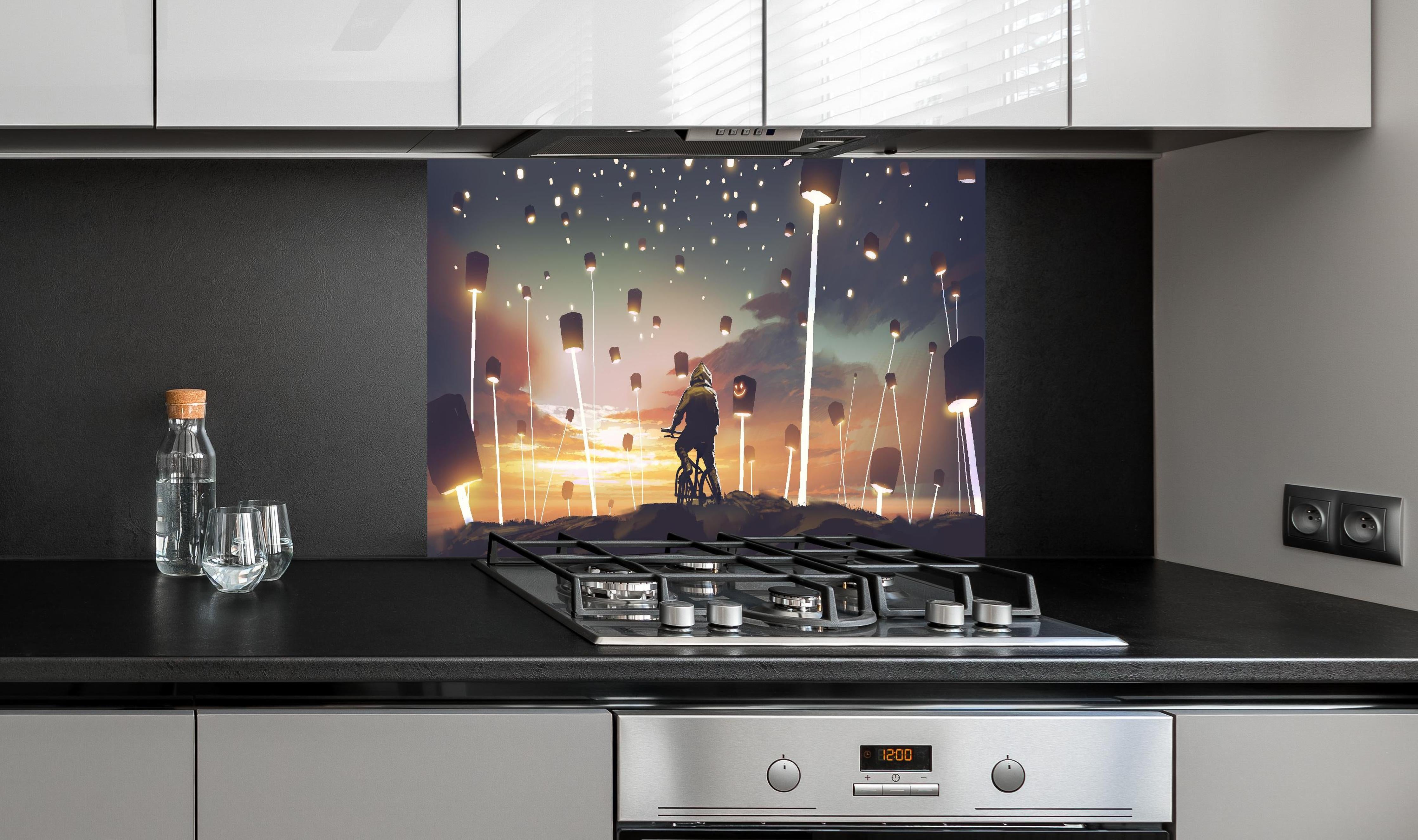 Spritzschutz - Magisches Laterne Lichtfest bei Sonnenuntergang hinter einem Cerankochfeld zwischen Holz-Kochutensilien