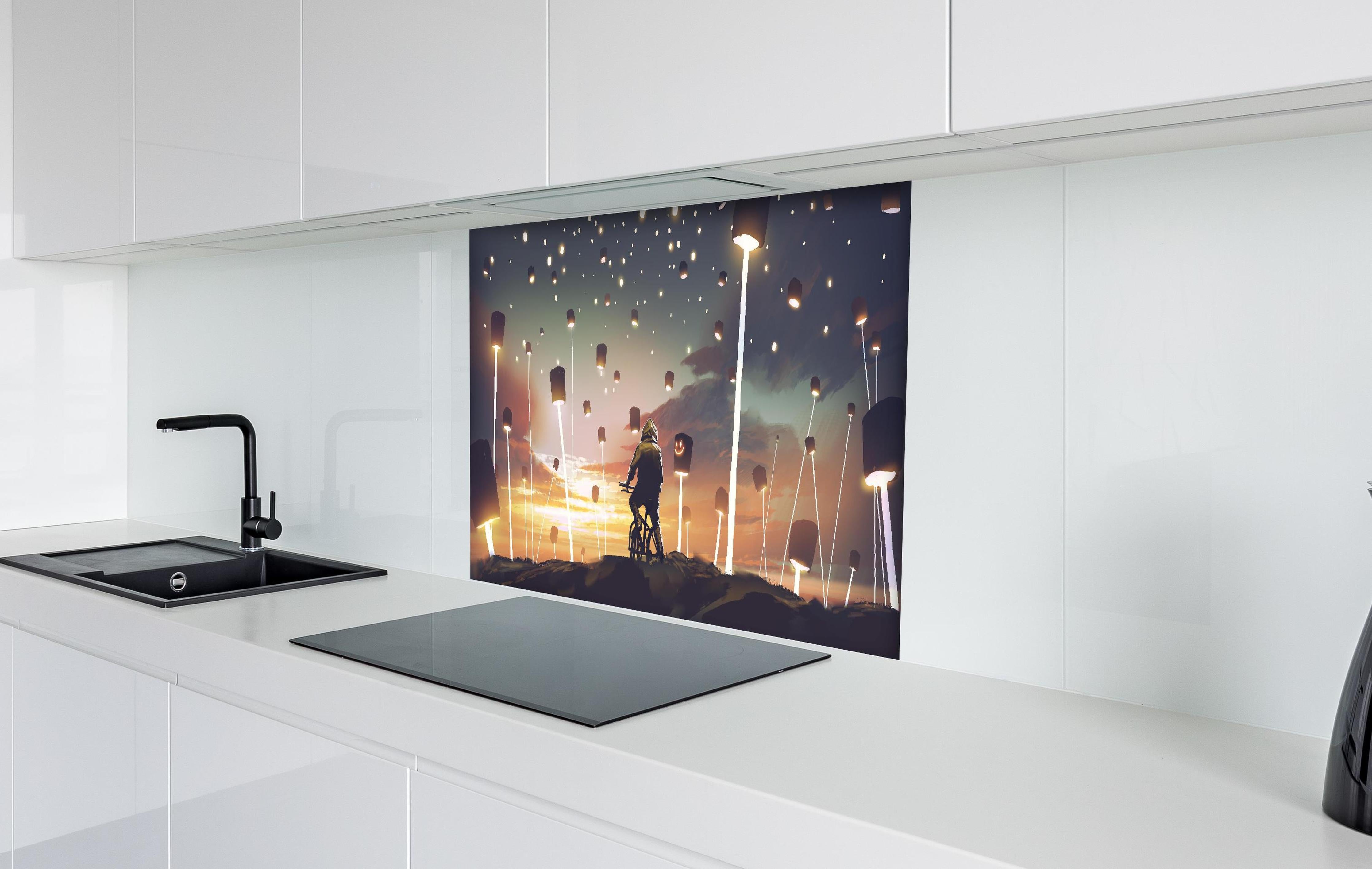 Spritzschutz - Magisches Laterne Lichtfest bei Sonnenuntergang hinter einem Cerankochfeld zwischen Holz-Kochutensilien