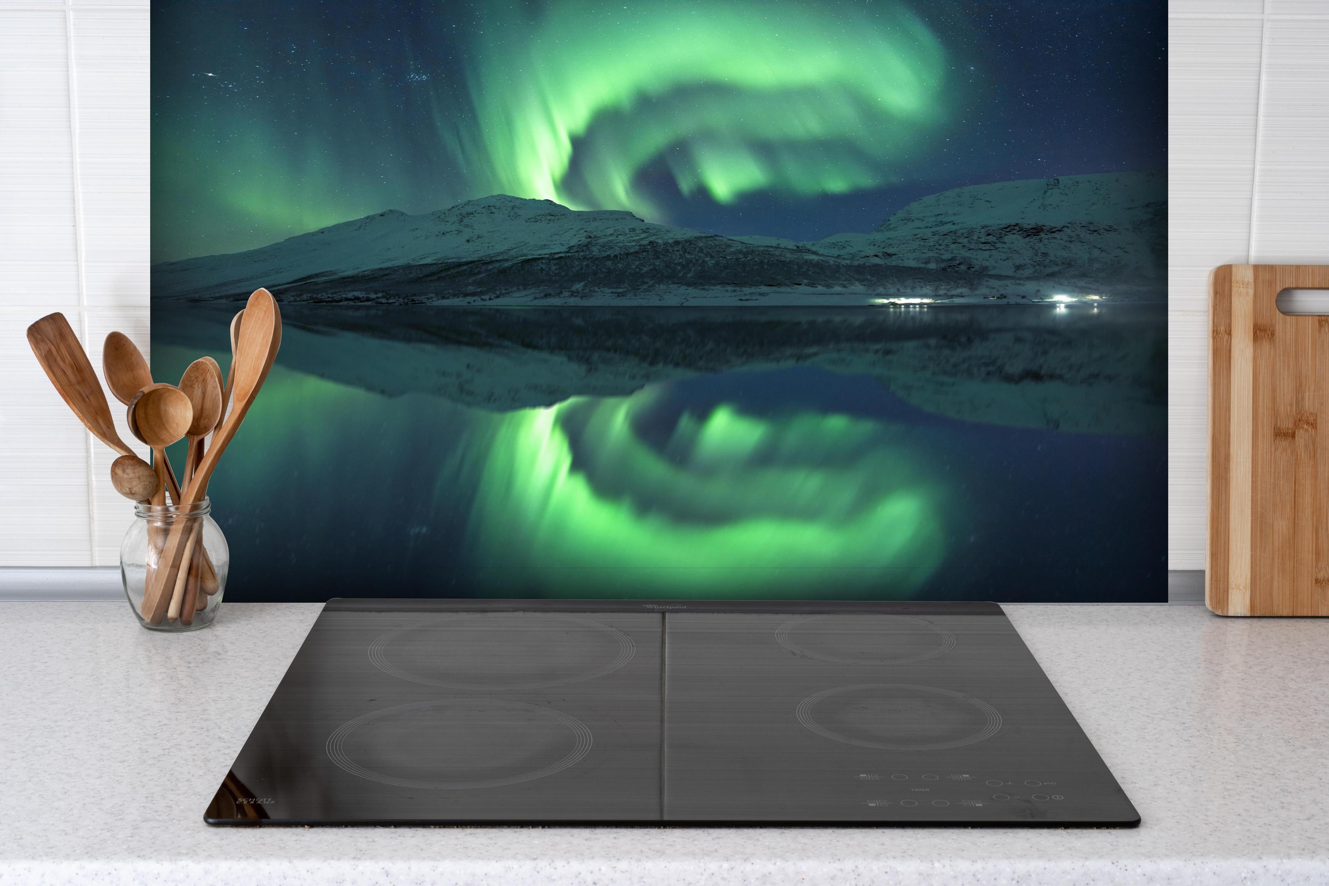 Spritzschutz - Magisches Nordlicht Spiegelbild Norwegen hinter einem Cerankochfeld zwischen Holz-Kochutensilien