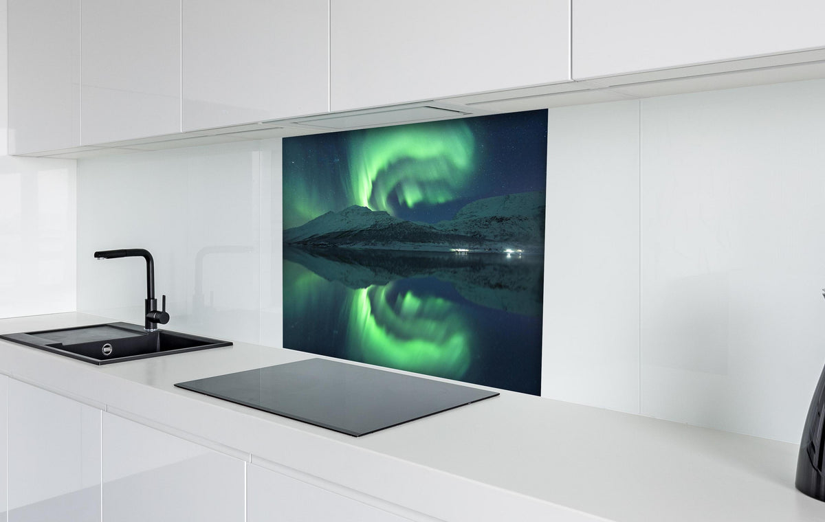 Spritzschutz - Magisches Nordlicht Spiegelbild Norwegen hinter einem Cerankochfeld zwischen Holz-Kochutensilien