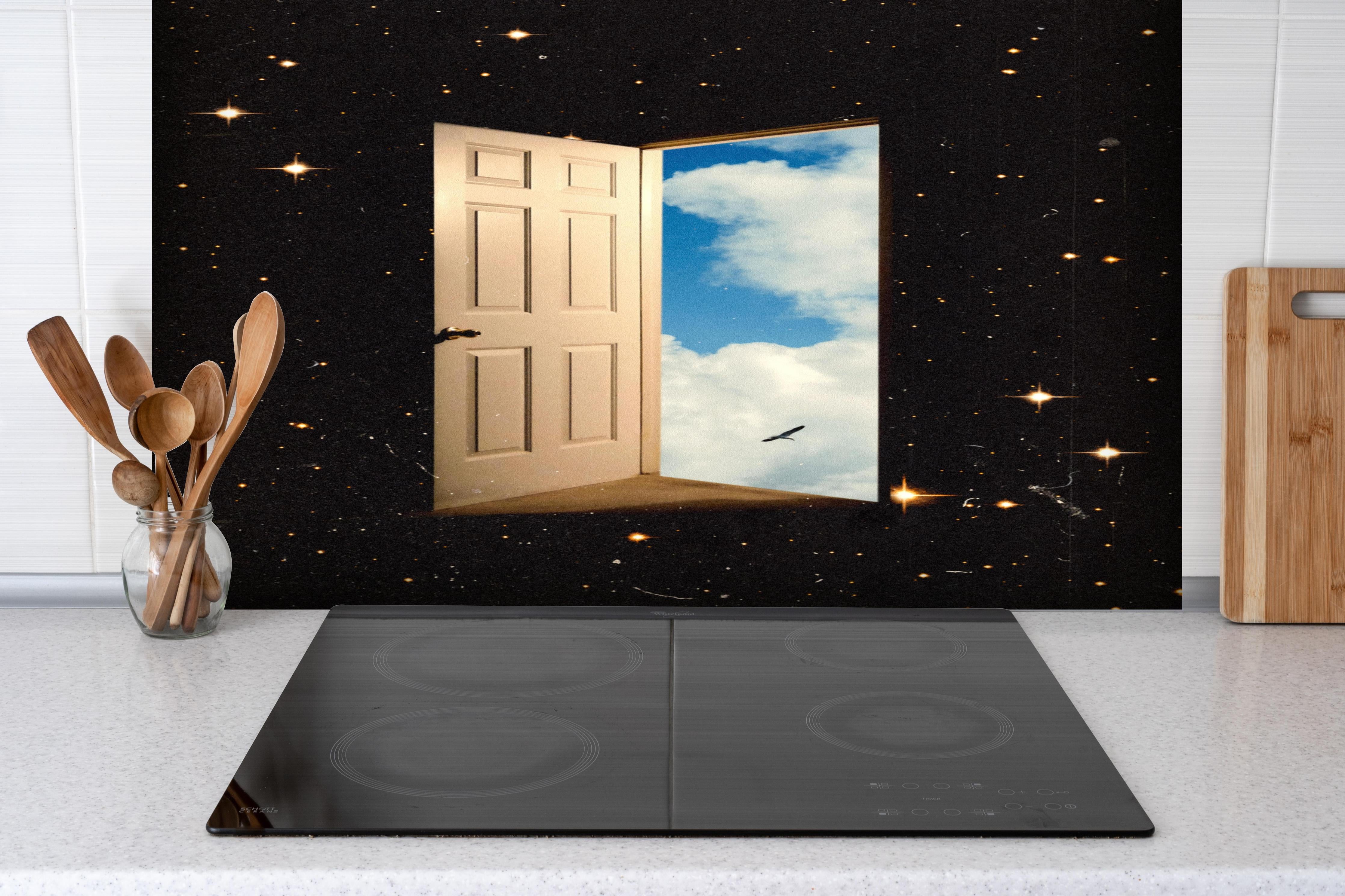 Spritzschutz - Magisches Sternenportal mit Tür zum Himmel hinter einem Cerankochfeld zwischen Holz-Kochutensilien