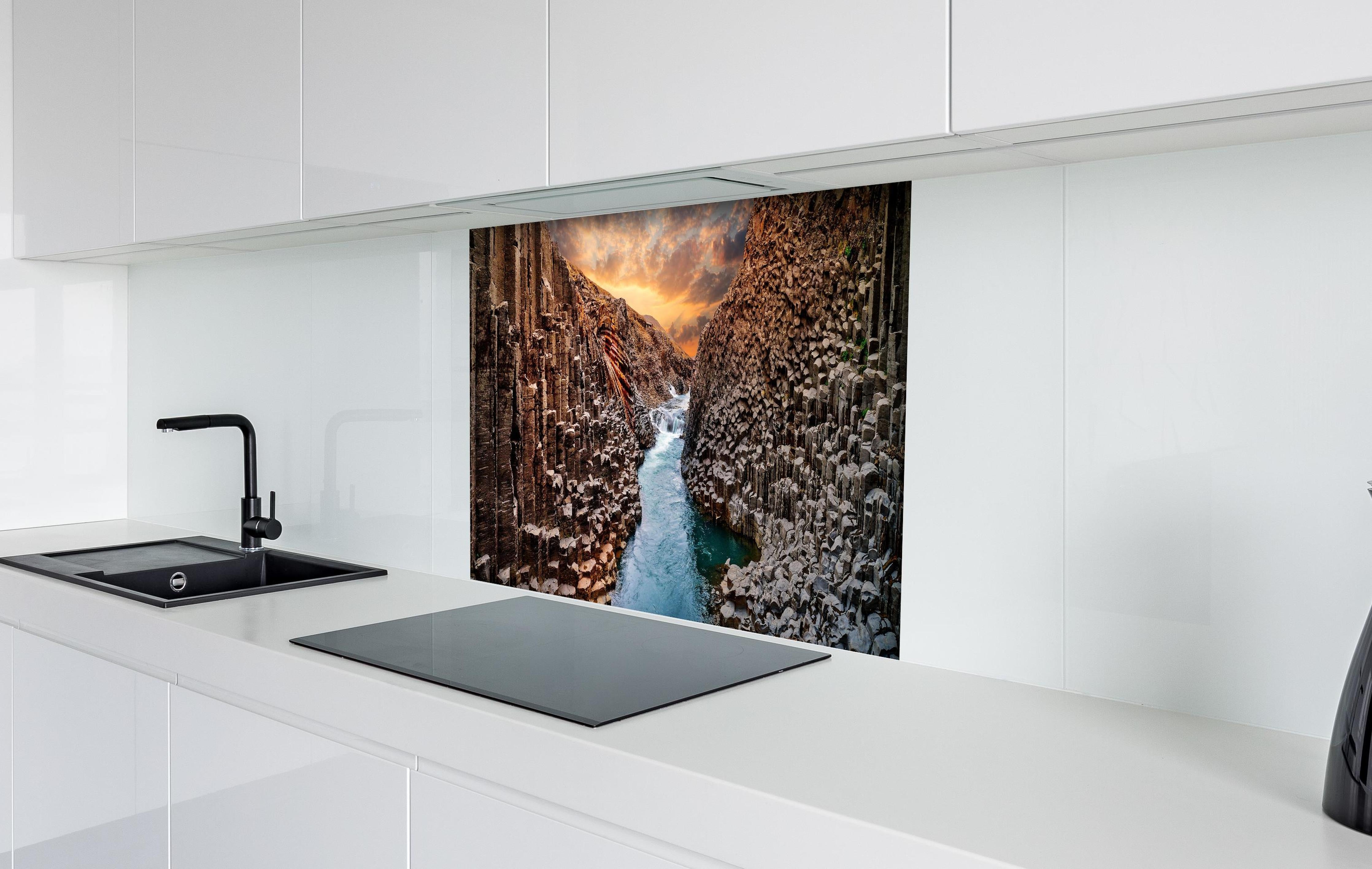 Spritzschutz - Majestätische Basalt-Schlucht Island Sonnenuntergang hinter einem Cerankochfeld zwischen Holz-Kochutensilien