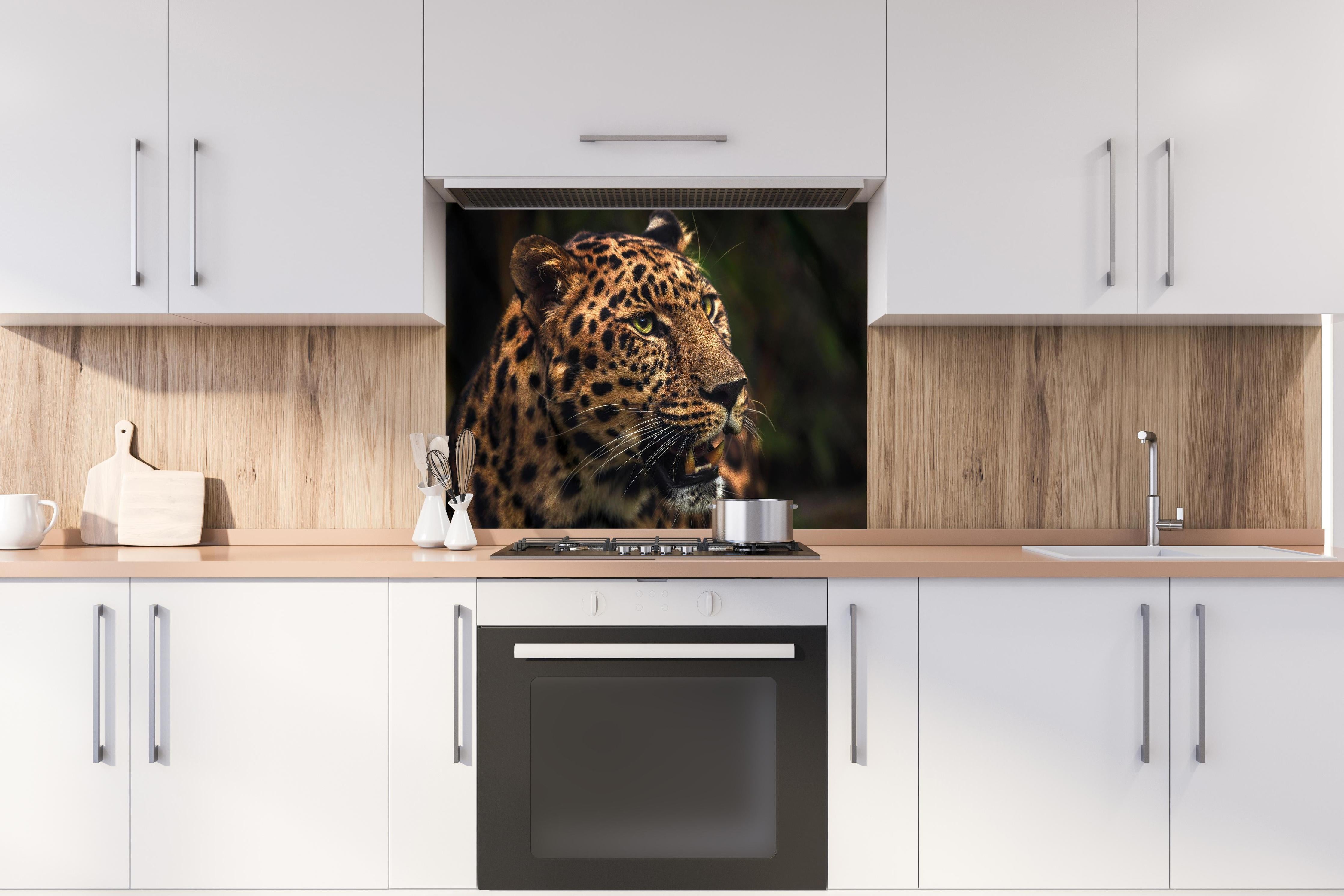 Spritzschutz - Majestätischer Amur-Leopard hinter einem Cerankochfeld zwischen Holz-Kochutensilien