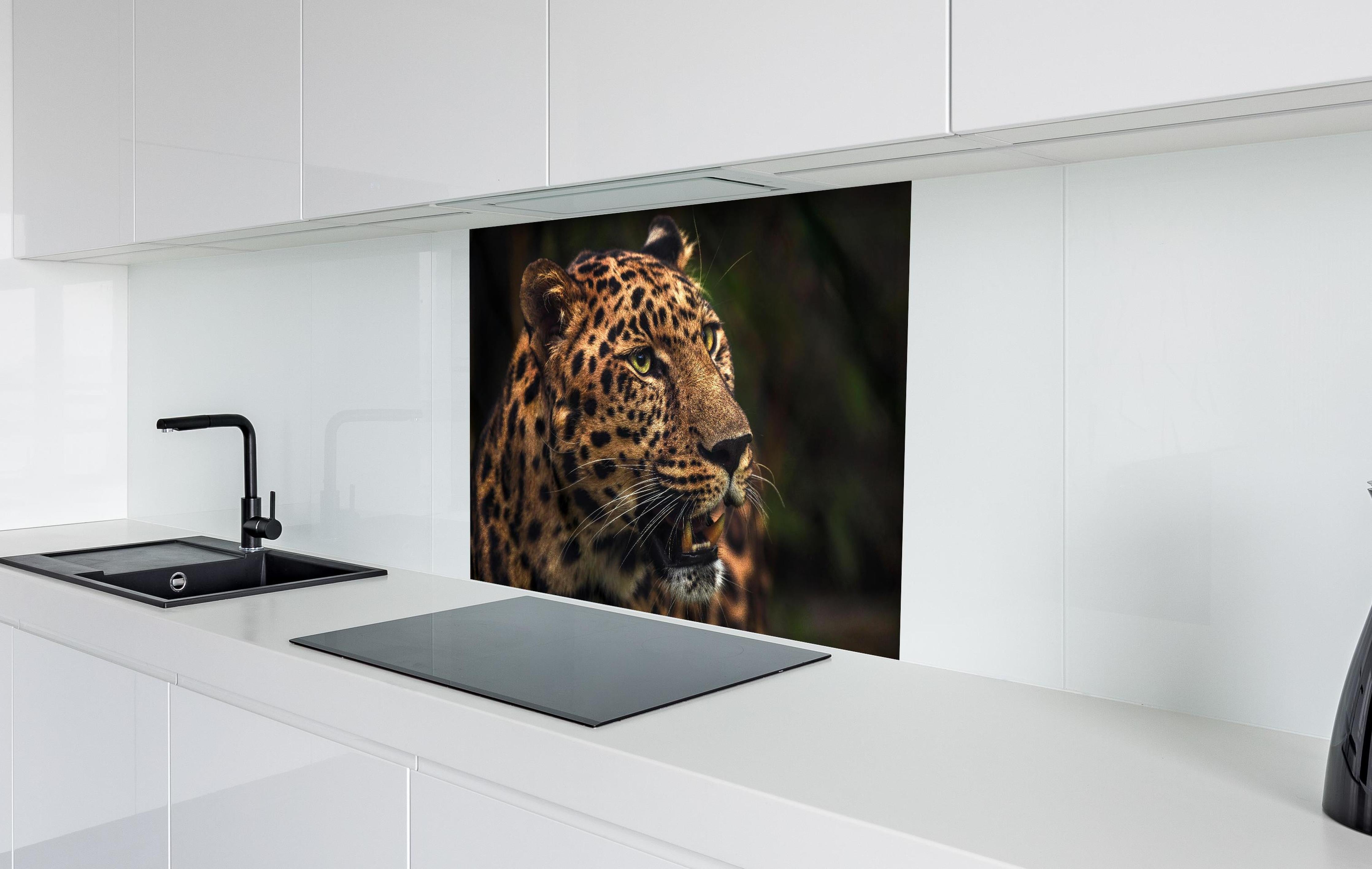 Spritzschutz - Majestätischer Amur-Leopard hinter einem Cerankochfeld zwischen Holz-Kochutensilien