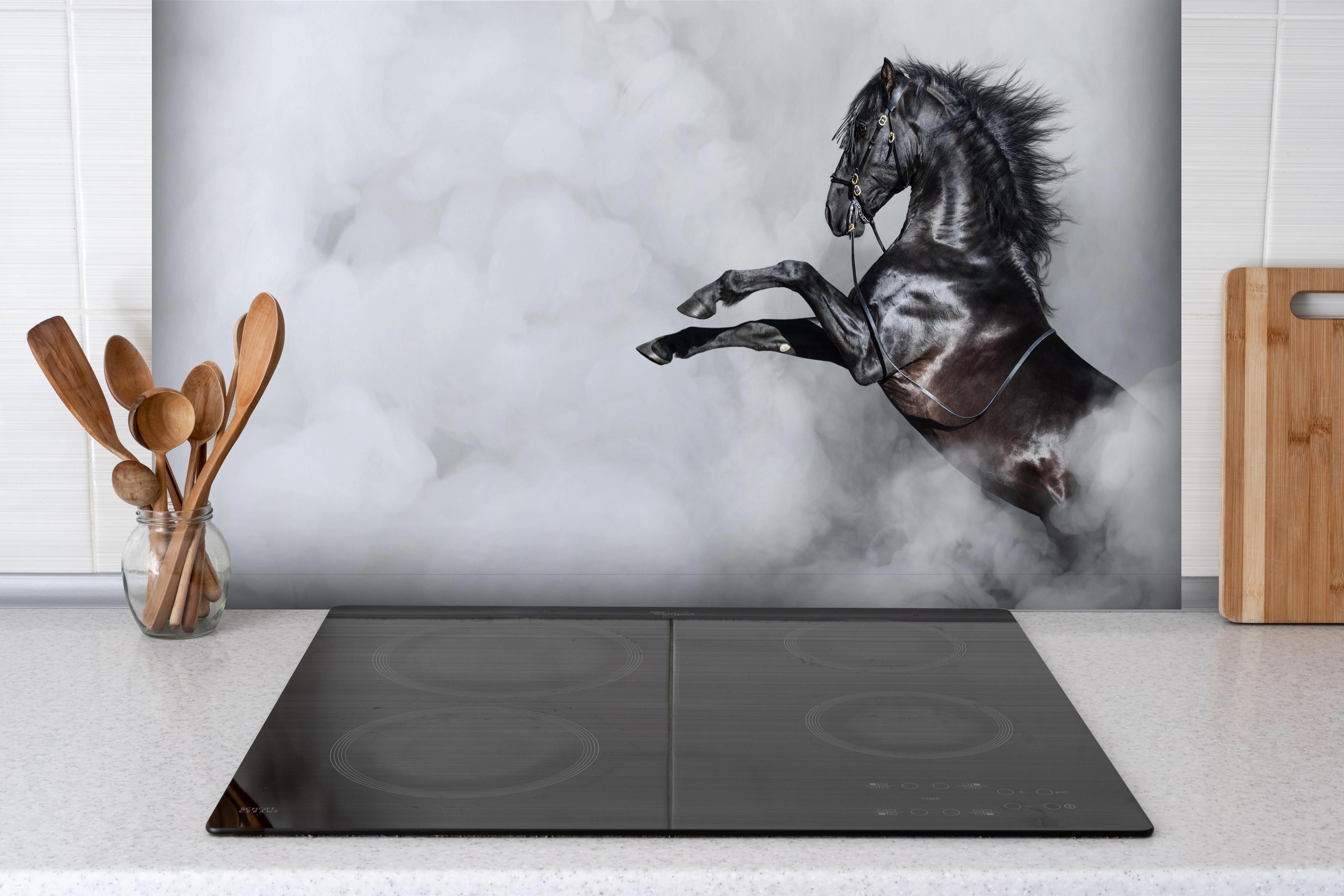 Spritzschutz - Majestätisches schwarzes Pferd umhüllt von Rauch hinter einem Cerankochfeld zwischen Holz-Kochutensilien
