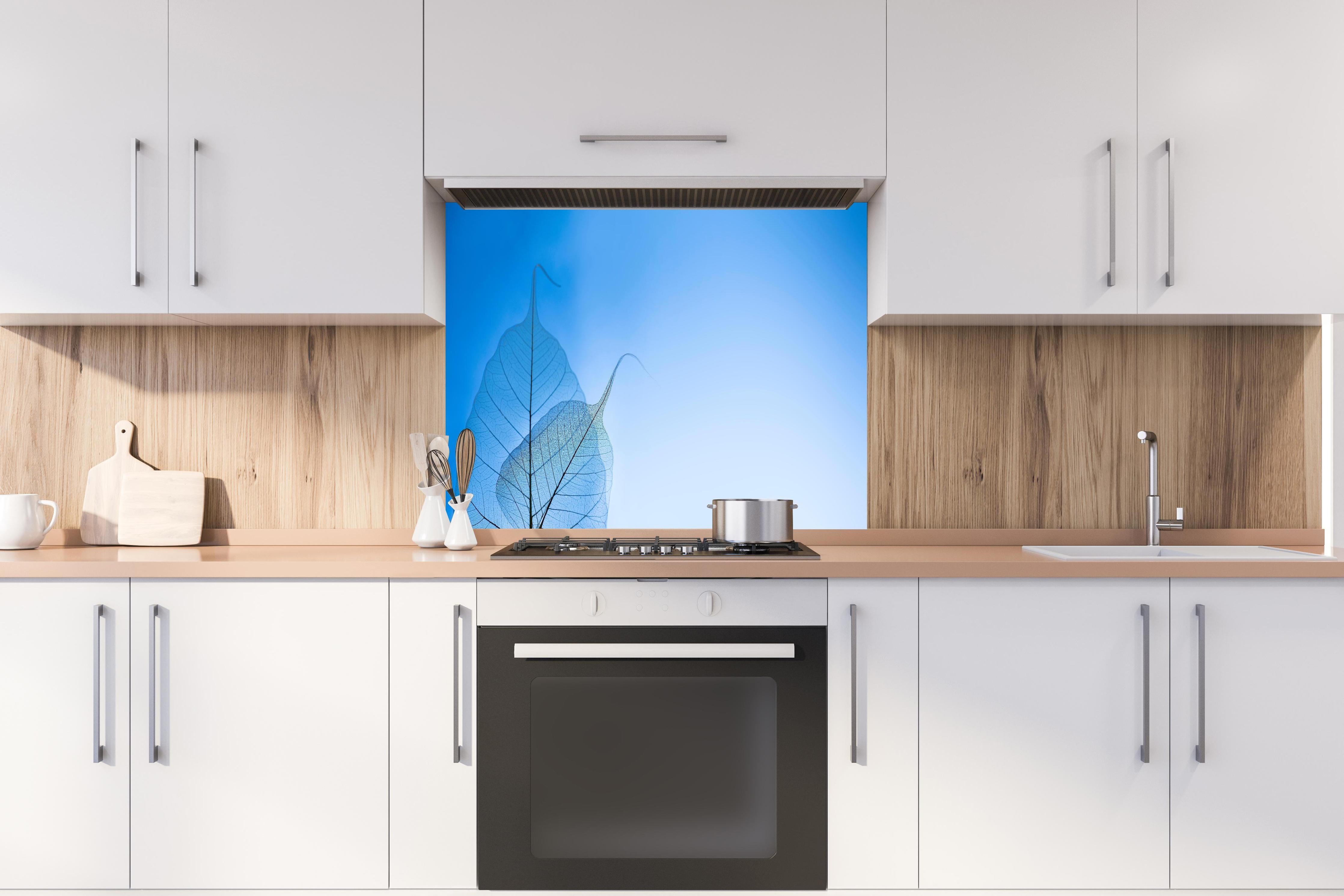 Spritzschutz - Makro-Fotografie Blaue Adern Durchscheinendes Blatt hinter einem Cerankochfeld zwischen Holz-Kochutensilien