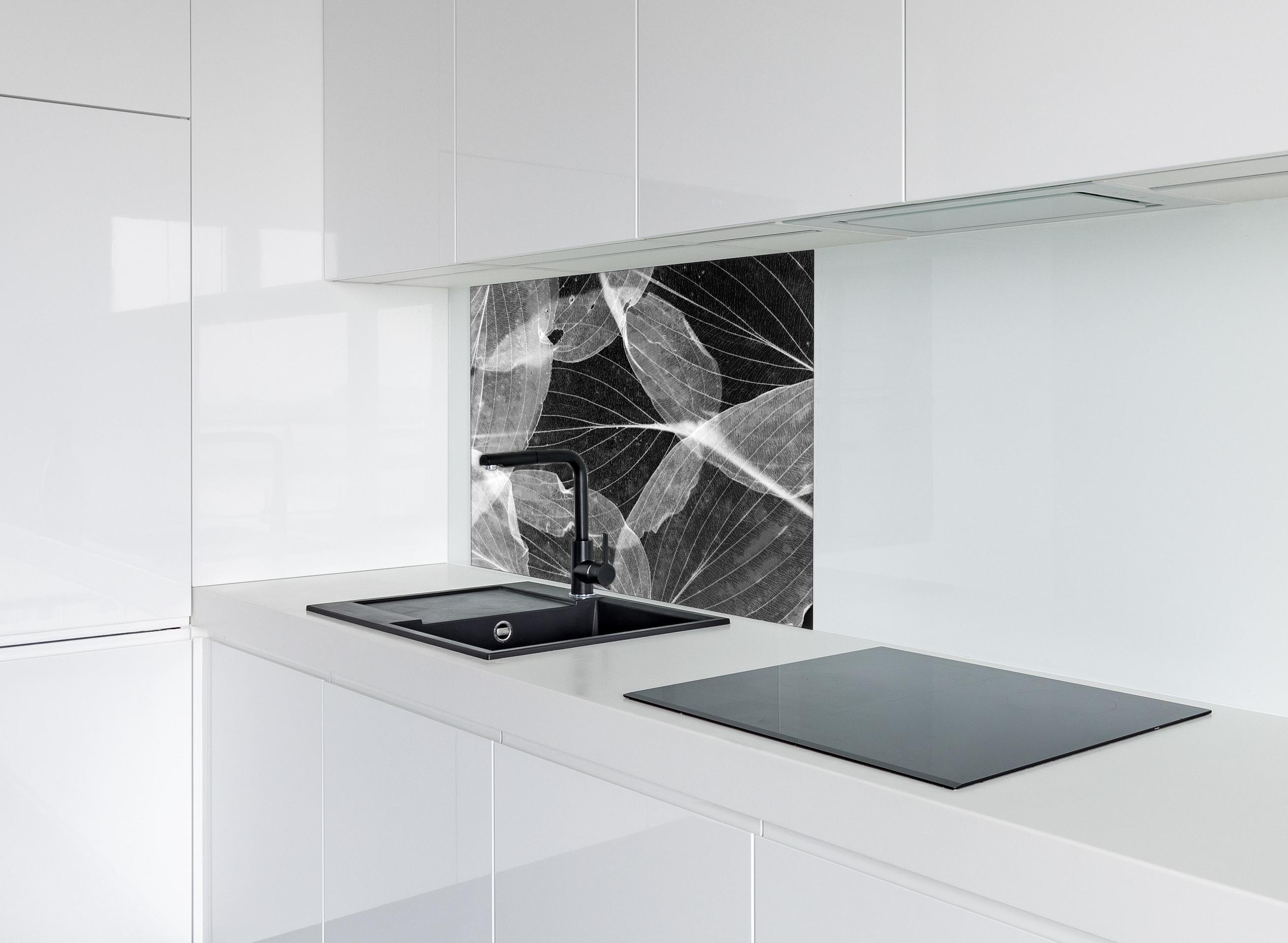 Spritzschutz - Makro-Textur Herbstblatt in Schwarz-Weiß hinter einem Cerankochfeld zwischen Holz-Kochutensilien