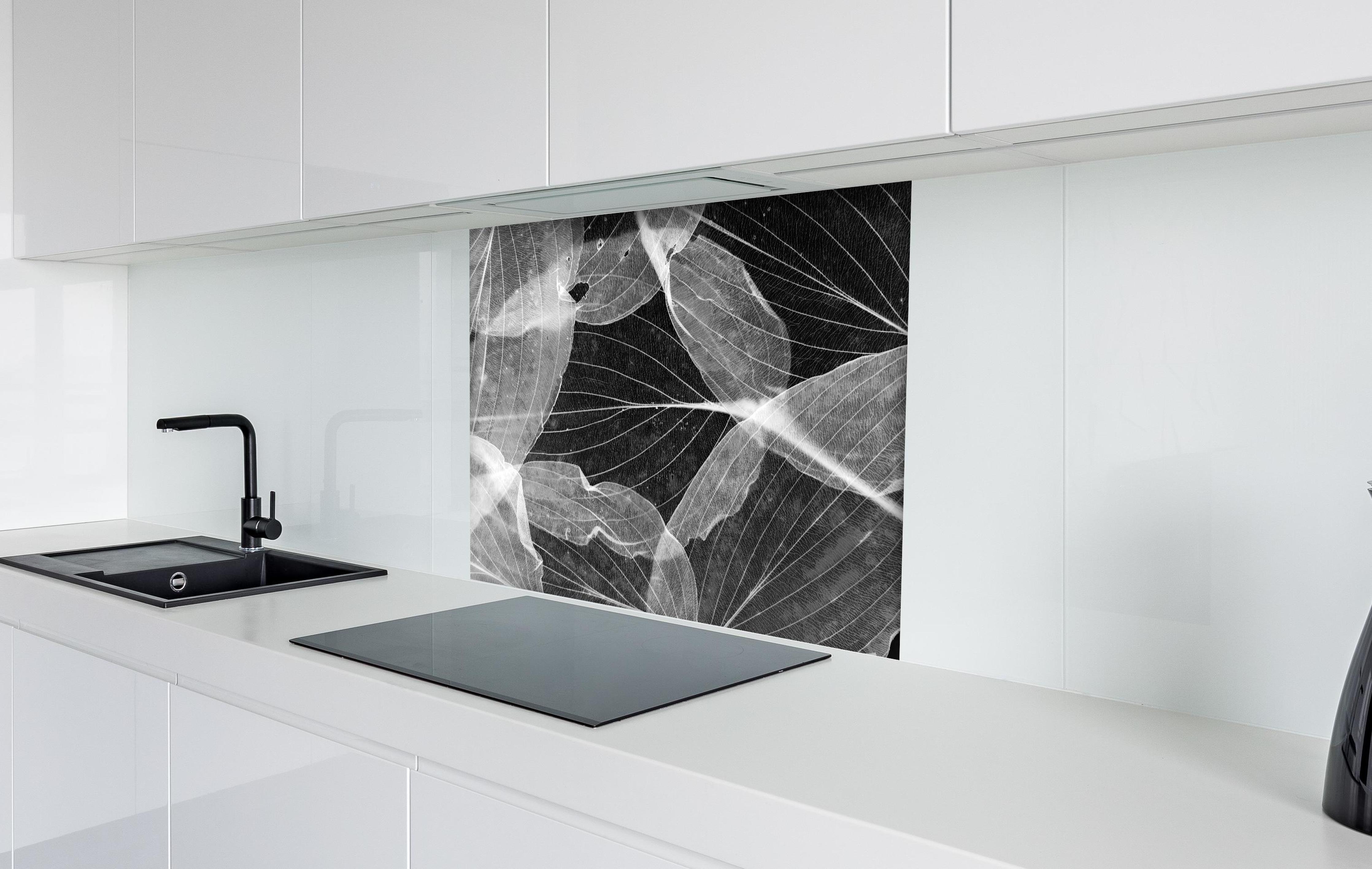 Spritzschutz - Makro-Textur Herbstblatt in Schwarz-Weiß hinter einem Cerankochfeld zwischen Holz-Kochutensilien