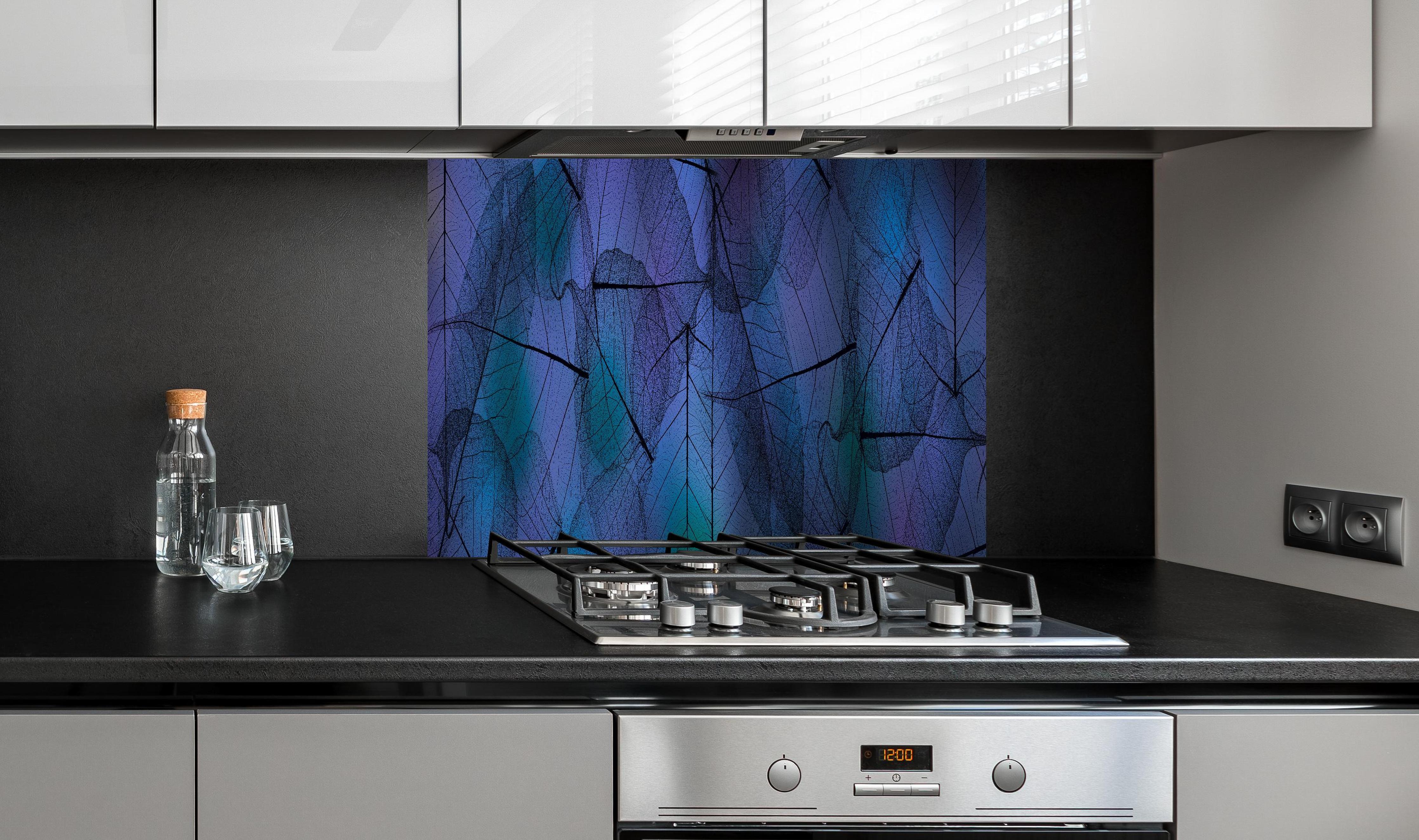 Spritzschutz - Makro Texturen von Blattadern in Blau hinter einem Cerankochfeld zwischen Holz-Kochutensilien