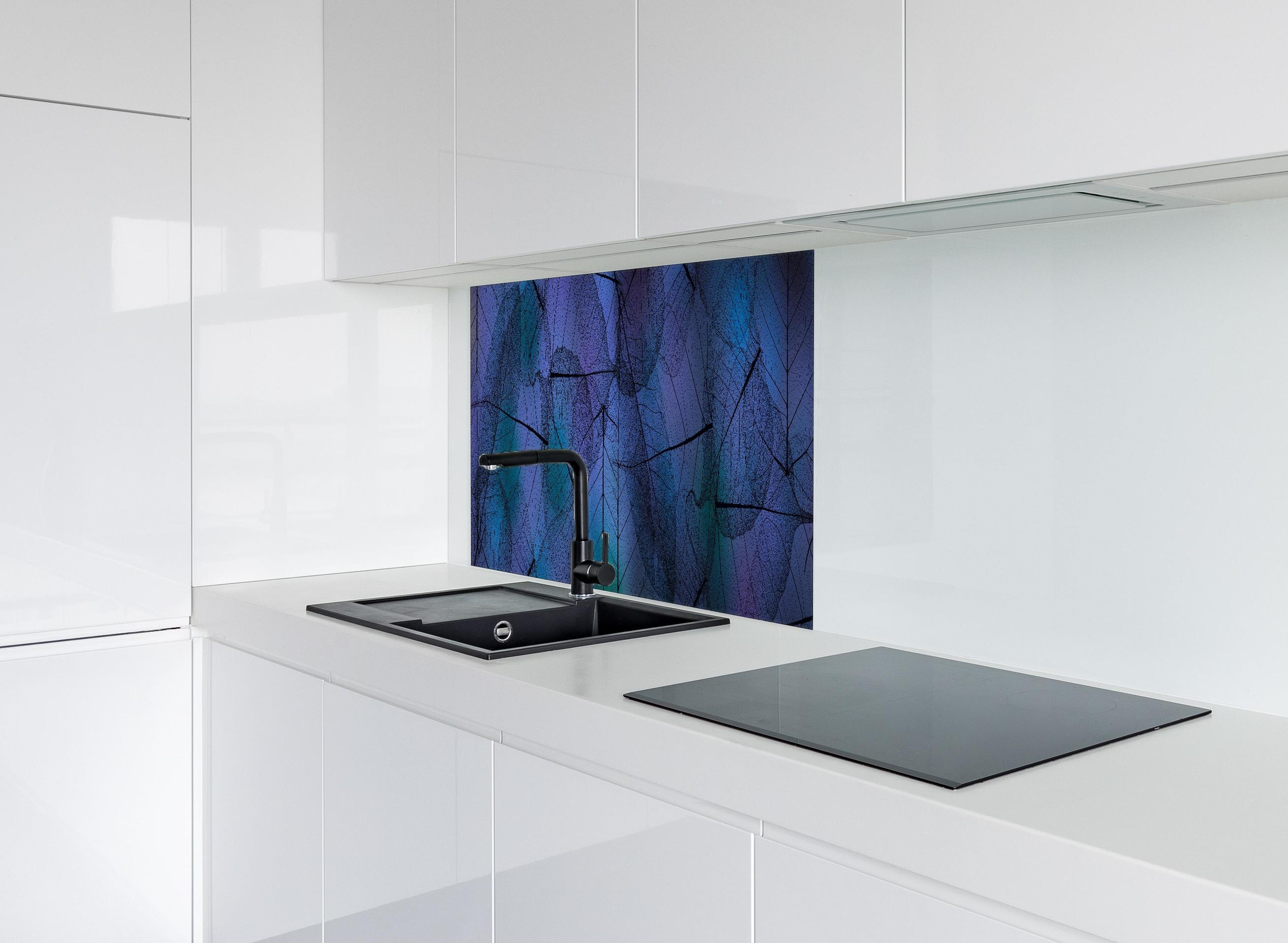 Spritzschutz - Makro Texturen von Blattadern in Blau hinter einem Cerankochfeld zwischen Holz-Kochutensilien