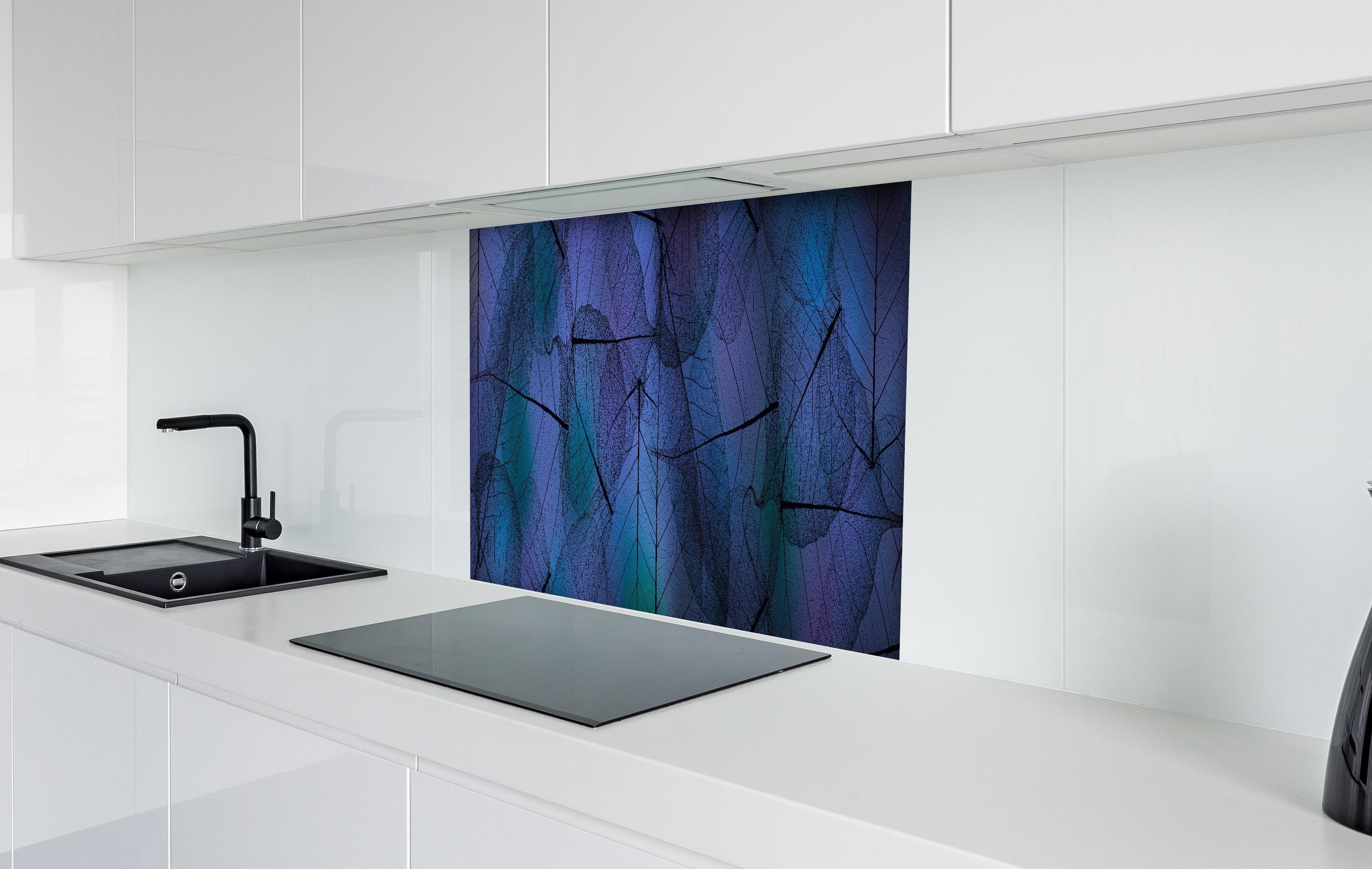 Spritzschutz - Makro Texturen von Blattadern in Blau hinter einem Cerankochfeld zwischen Holz-Kochutensilien