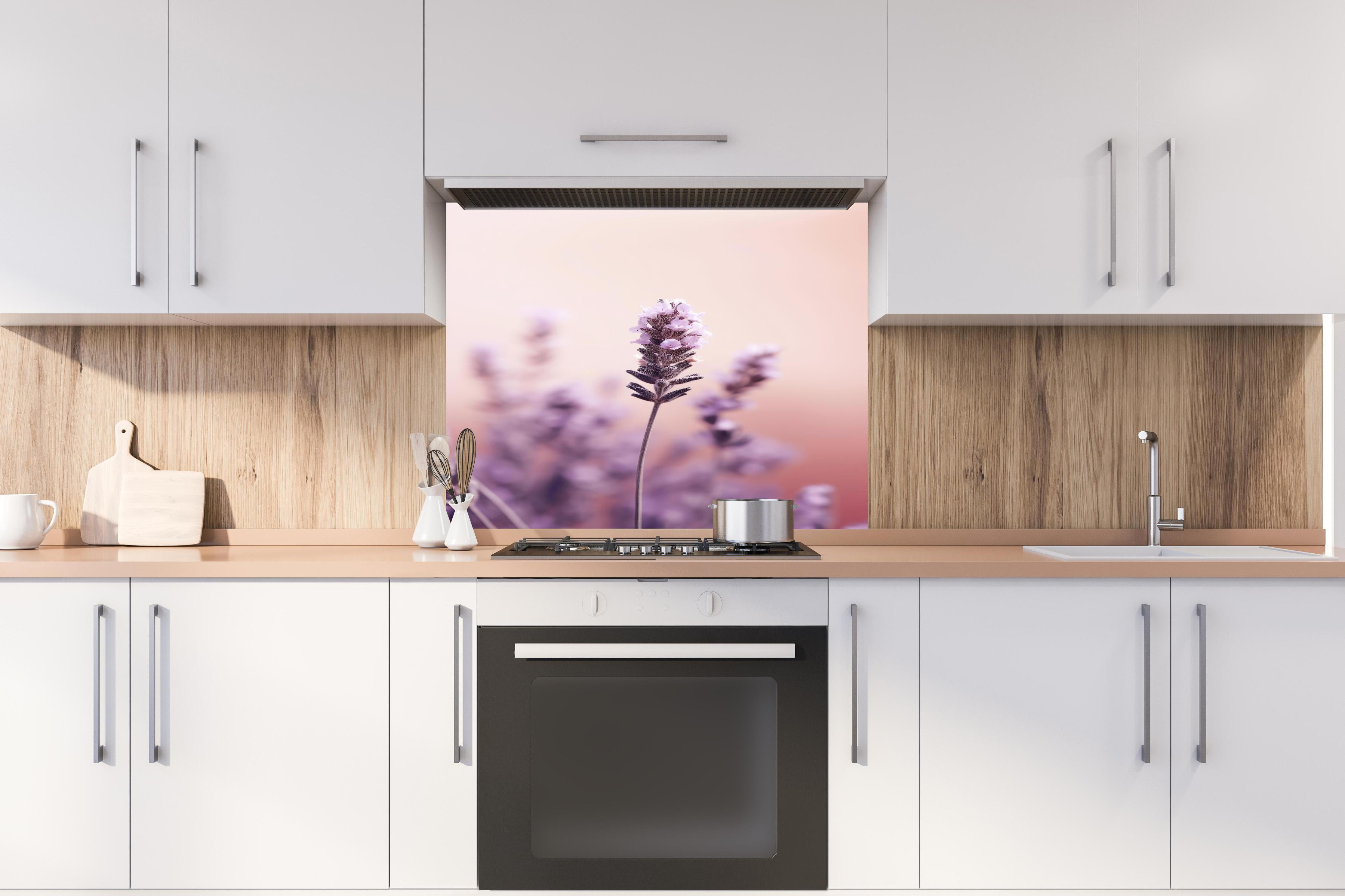Spritzschutz - Makroaufnahme Lavendel in Pastellfarben hinter einem Cerankochfeld zwischen Holz-Kochutensilien