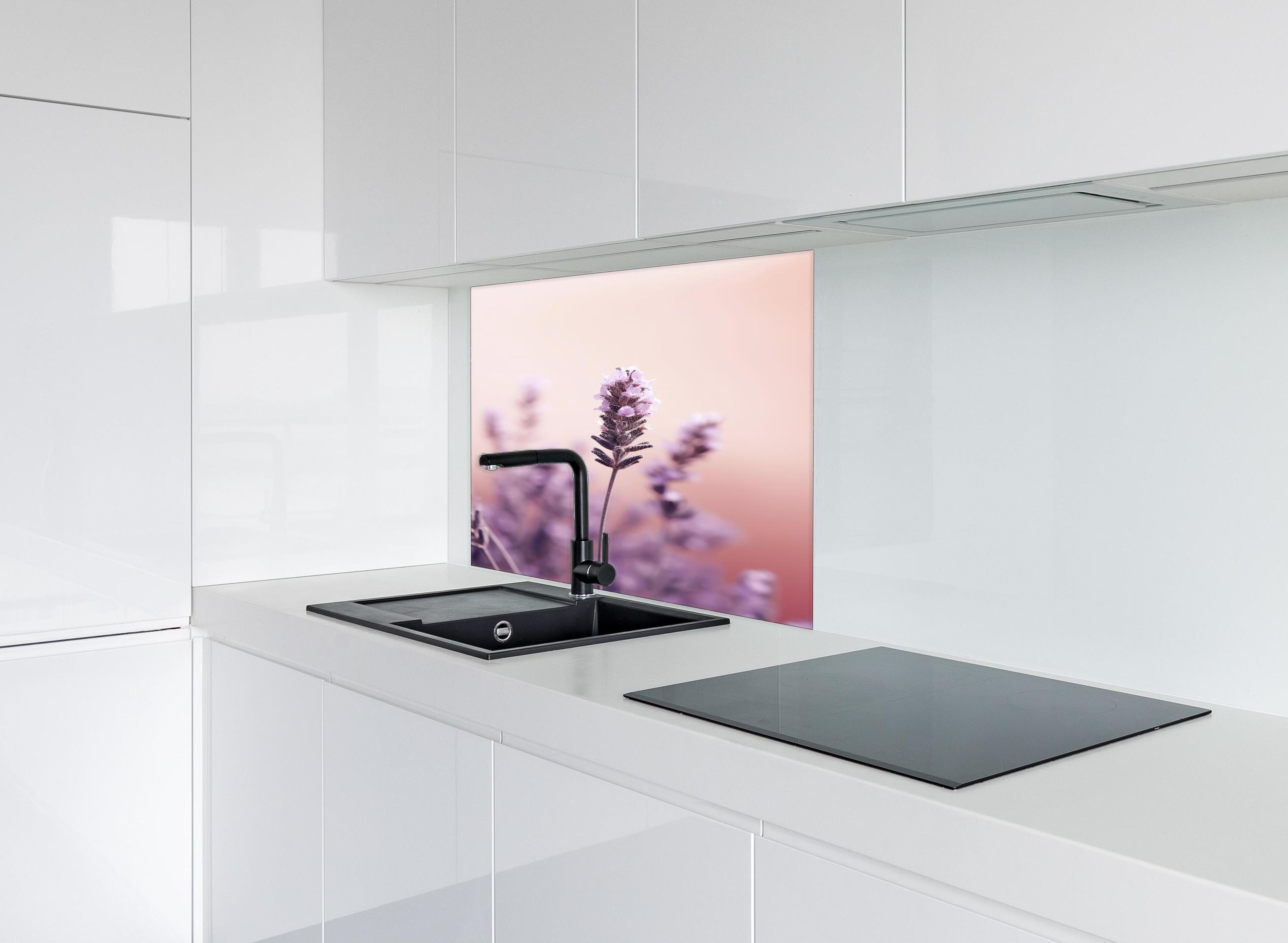 Spritzschutz - Makroaufnahme Lavendel in Pastellfarben hinter einem Cerankochfeld zwischen Holz-Kochutensilien