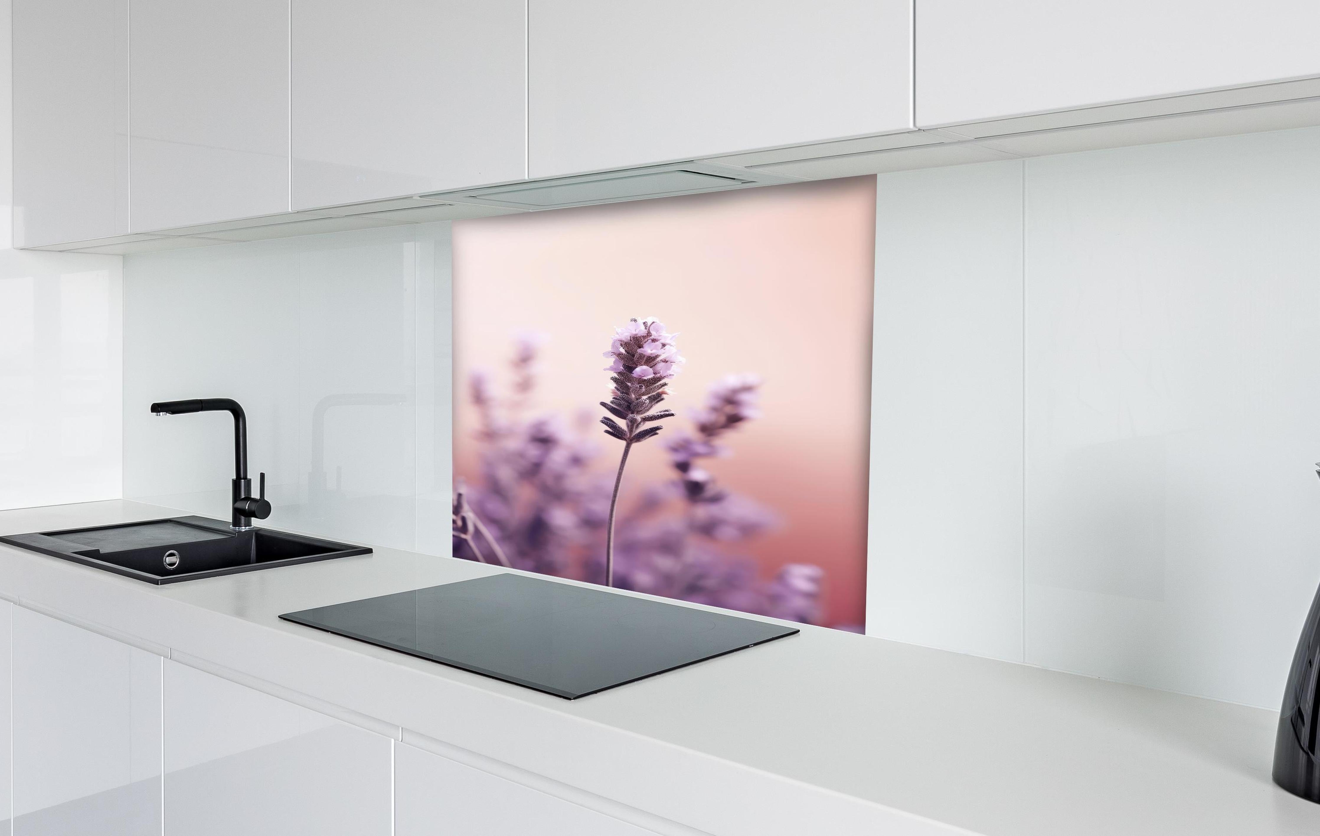 Spritzschutz - Makroaufnahme Lavendel in Pastellfarben hinter einem Cerankochfeld zwischen Holz-Kochutensilien