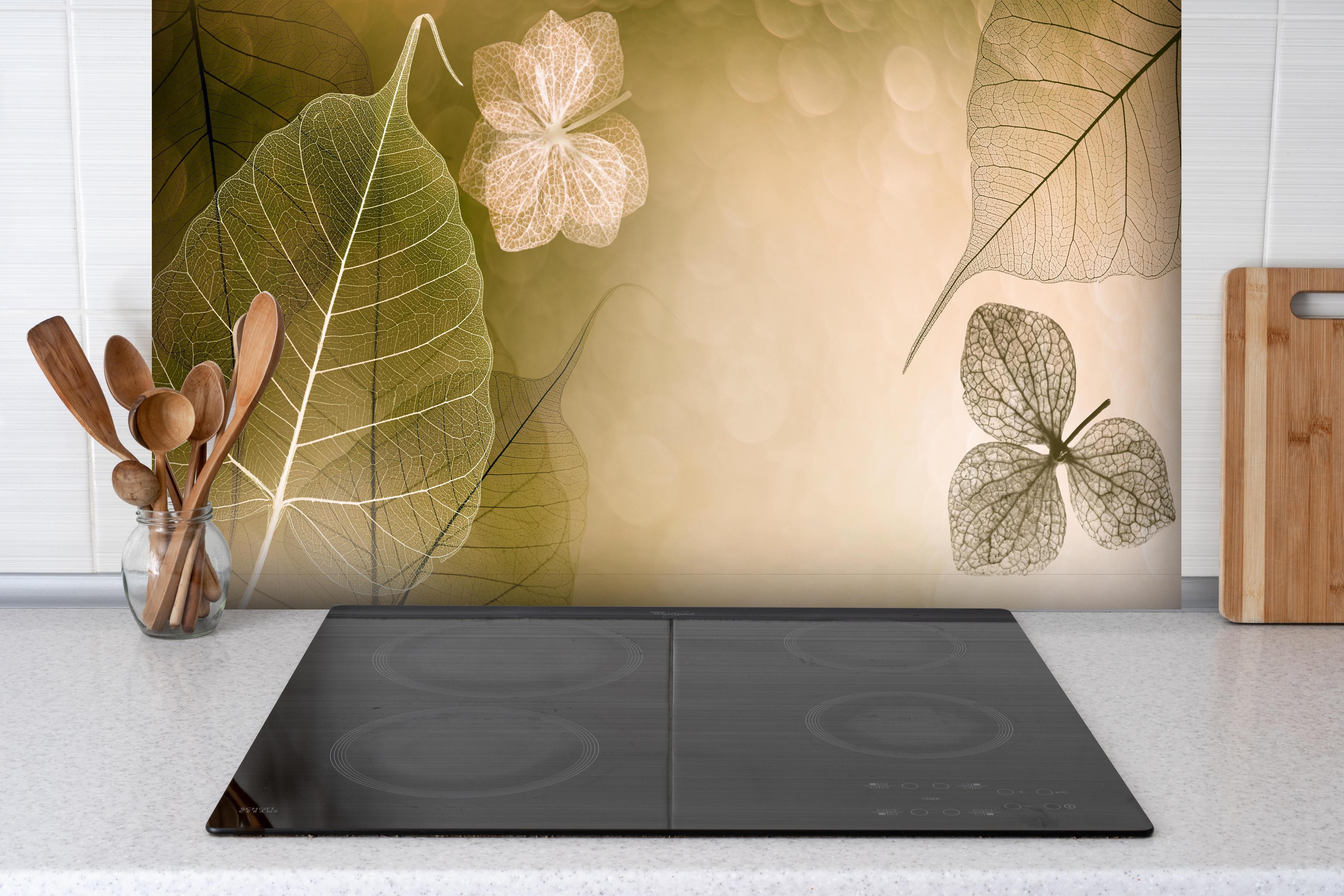 Spritzschutz - Makrofotografie Blattadern künstlerisch hinter einem Cerankochfeld zwischen Holz-Kochutensilien