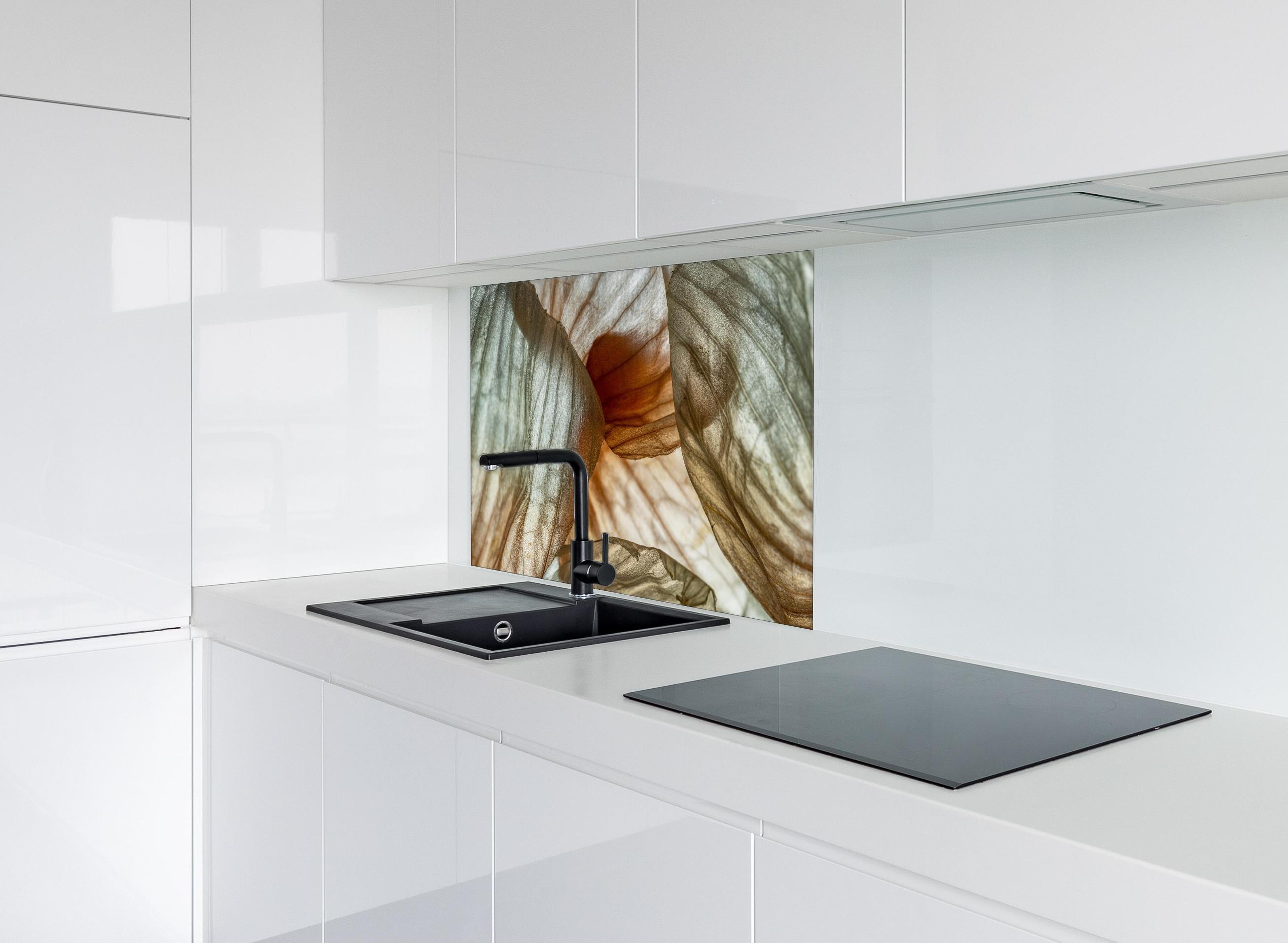 Spritzschutz - Makrofotografie der Schalenblatttextur einer Zwiebel hinter einem Cerankochfeld zwischen Holz-Kochutensilien