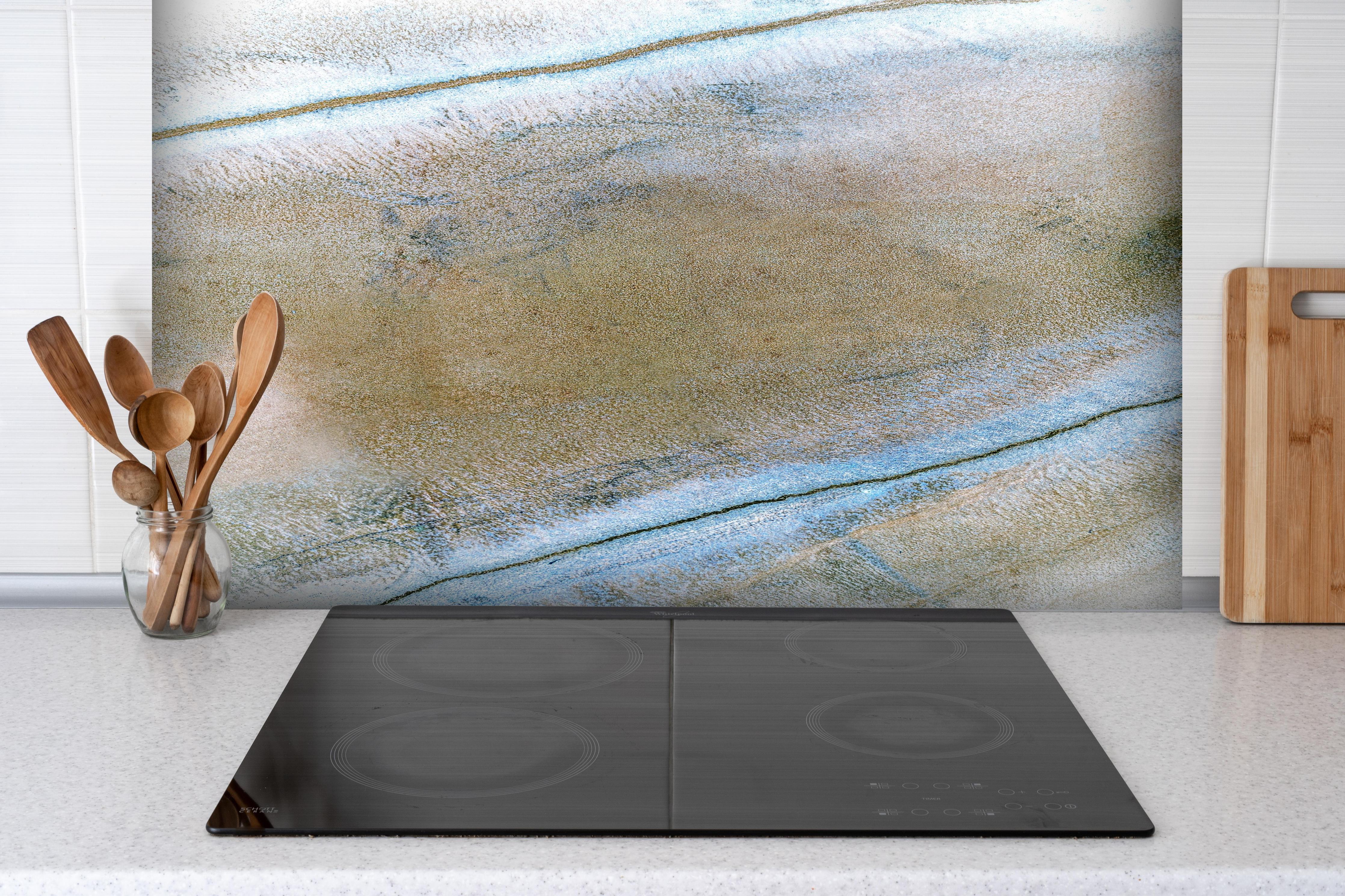Spritzschutz - Malerische abstrakte Struktur in Blau-Braun-Tönen hinter einem Cerankochfeld zwischen Holz-Kochutensilien