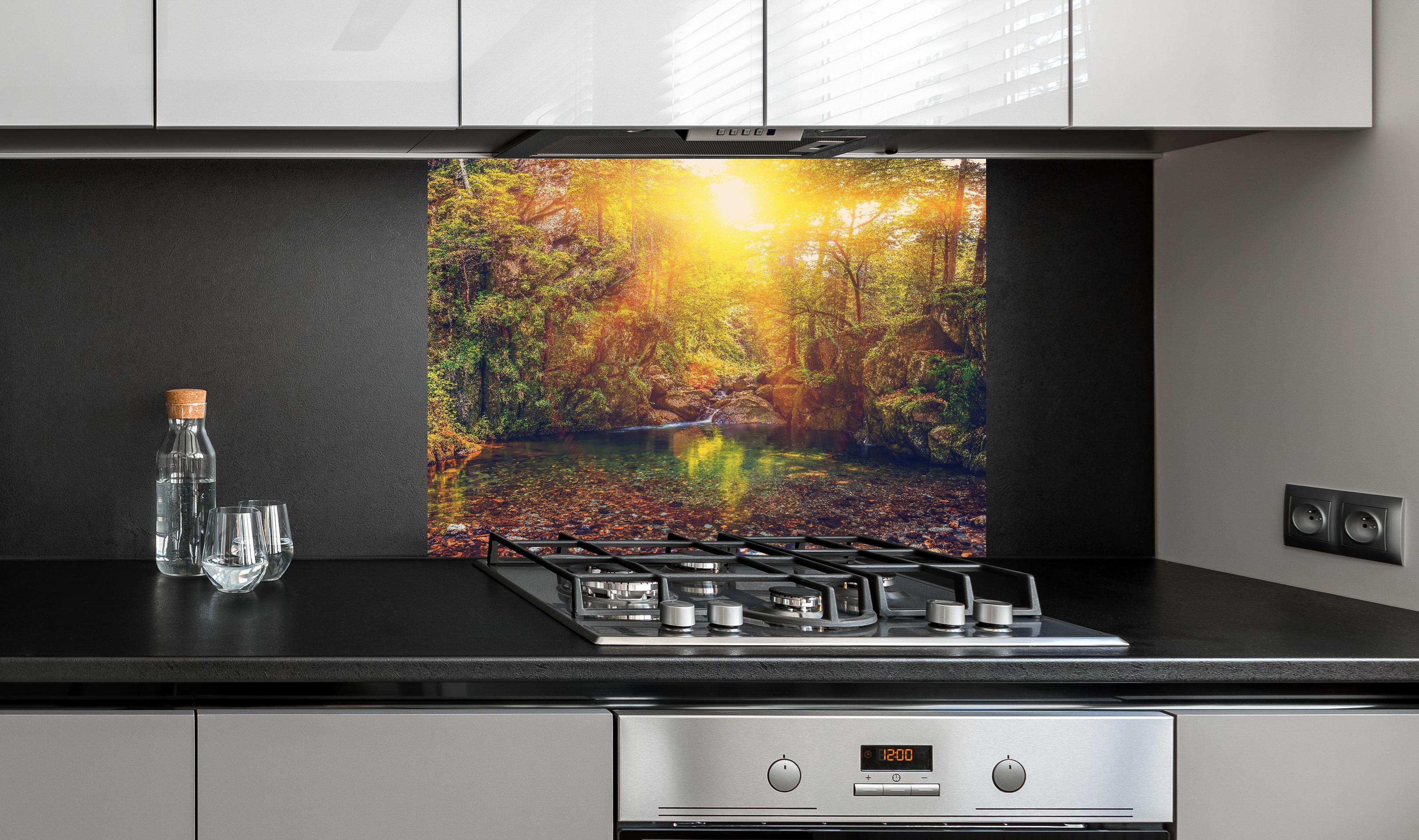 Spritzschutz - Malerischer Sonnenuntergang am Waldsee hinter einem Cerankochfeld zwischen Holz-Kochutensilien