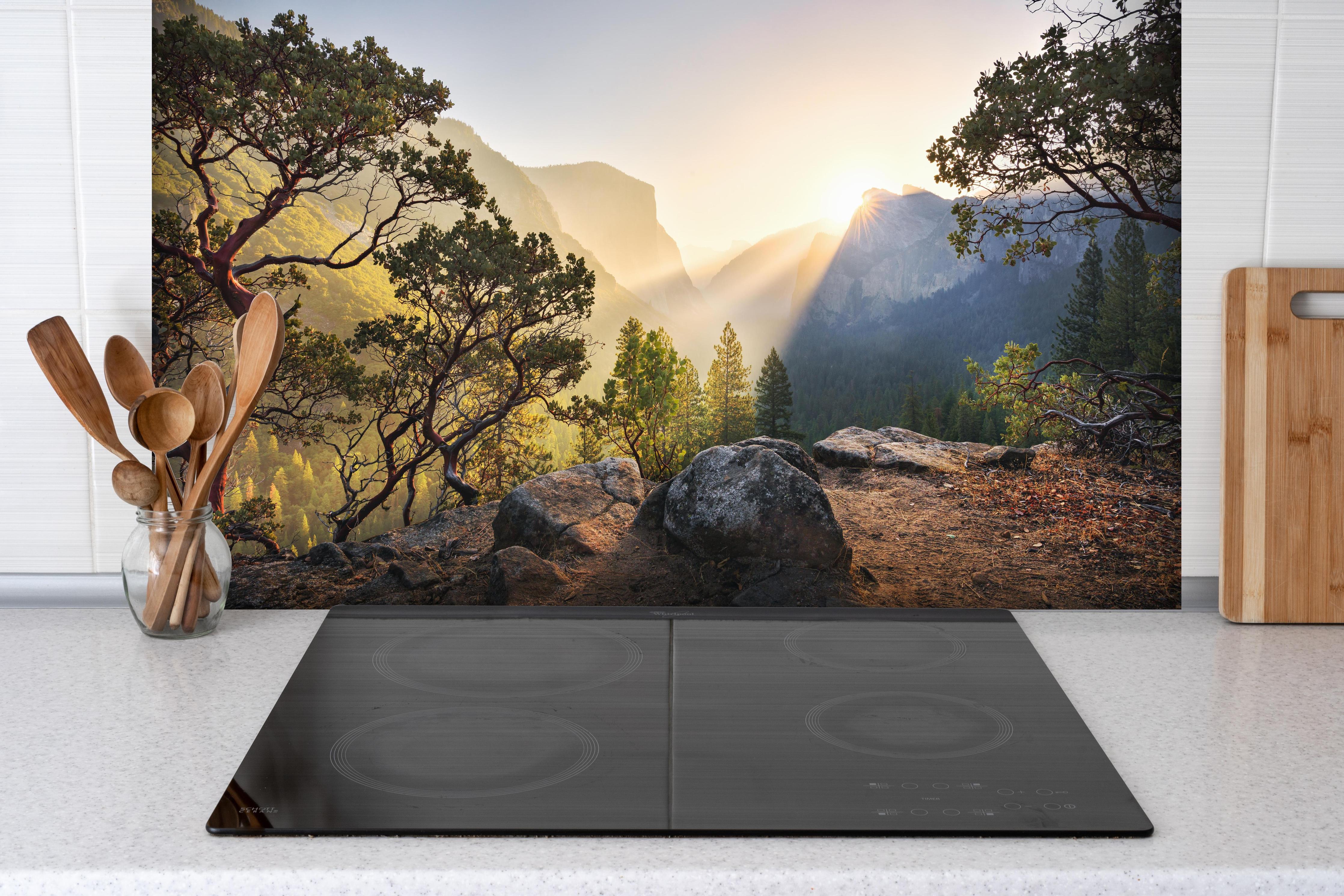 Spritzschutz - Malerisches Yosemite Tal bei Sonnenuntergang hinter einem Cerankochfeld zwischen Holz-Kochutensilien