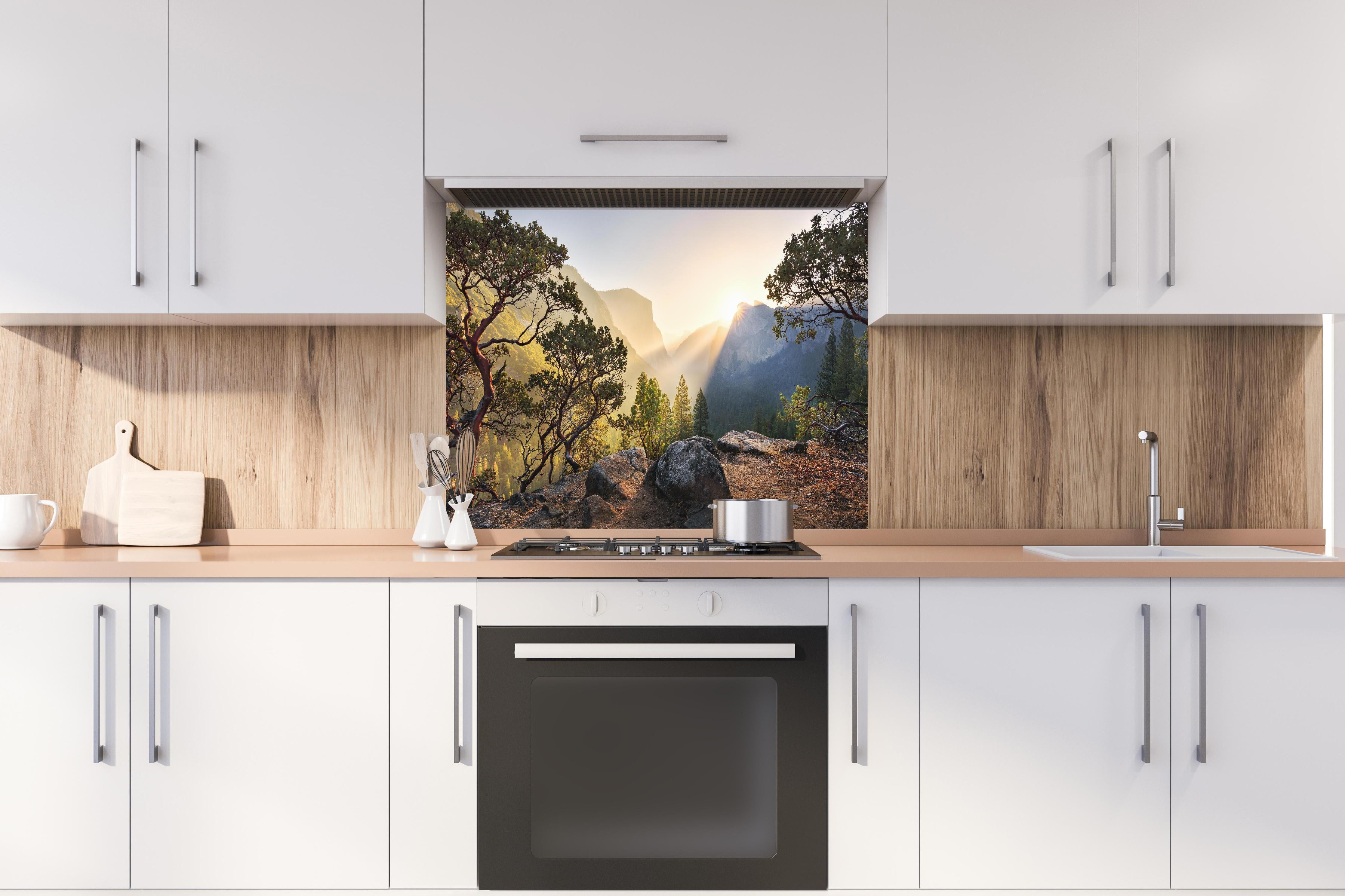 Spritzschutz - Malerisches Yosemite Tal bei Sonnenuntergang hinter einem Cerankochfeld zwischen Holz-Kochutensilien