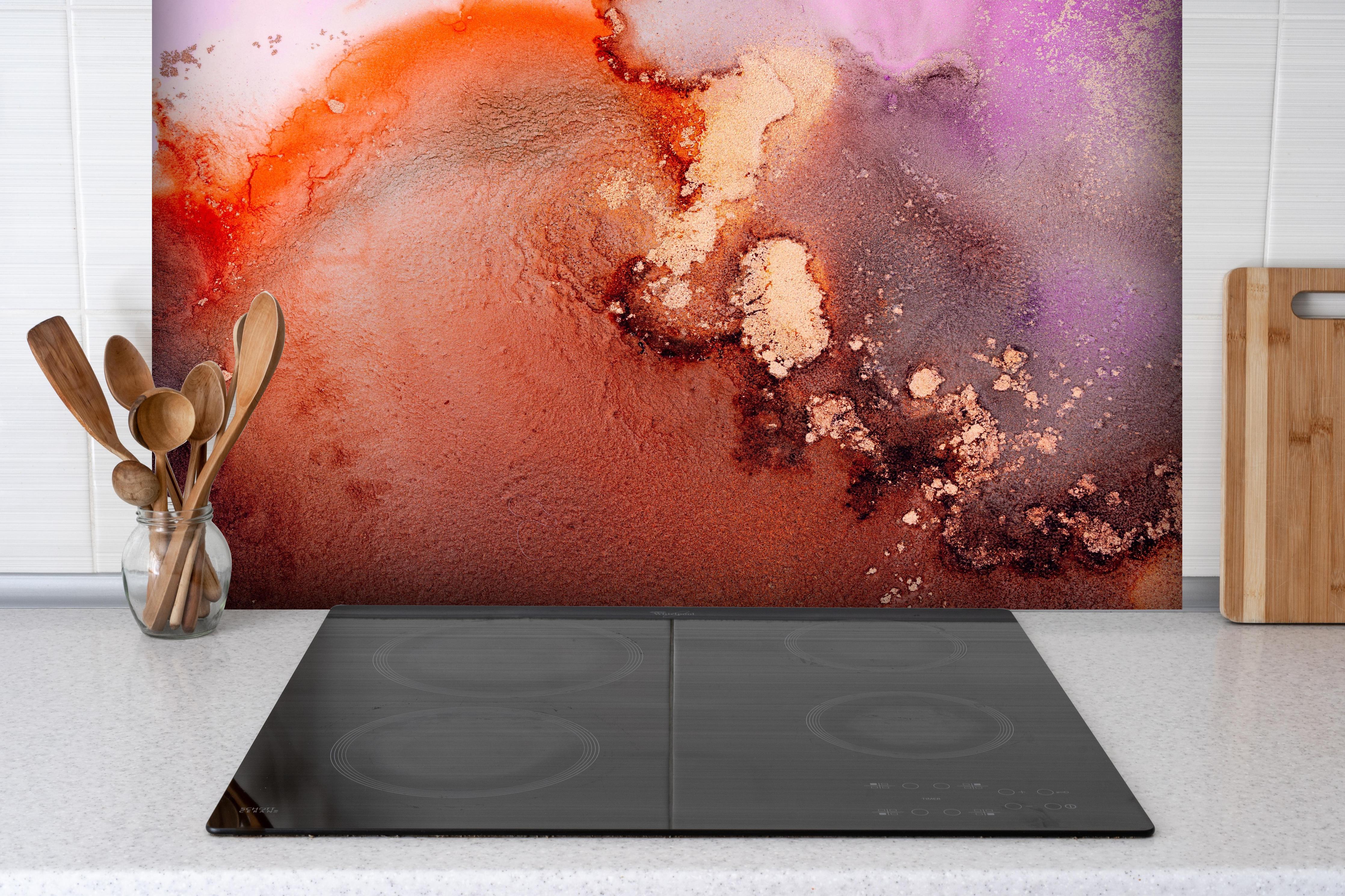 Spritzschutz - Mamor Wandtextur - Flüssigmalerei hinter einem Cerankochfeld zwischen Holz-Kochutensilien