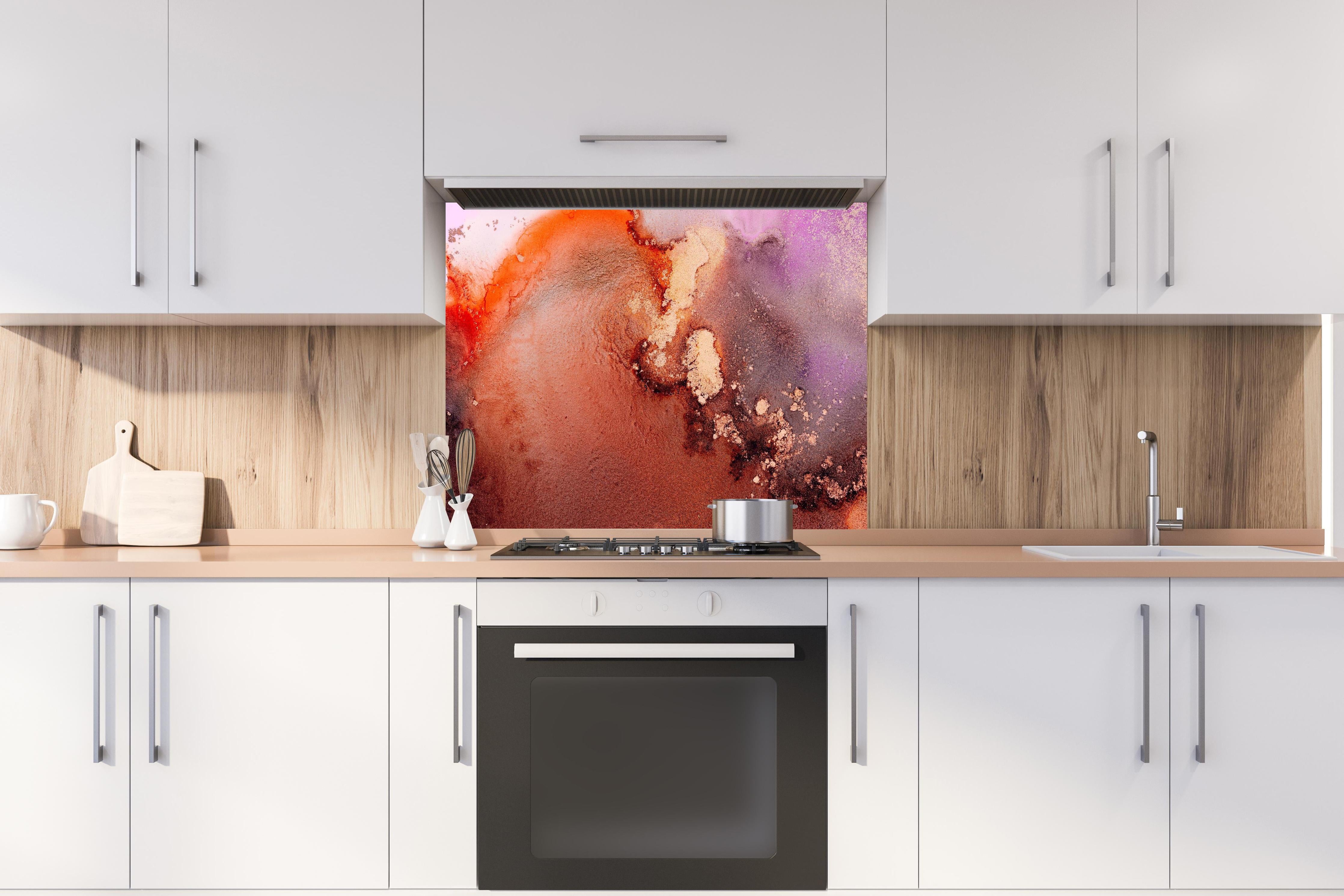 Spritzschutz - Mamor Wandtextur - Flüssigmalerei hinter einem Cerankochfeld zwischen Holz-Kochutensilien