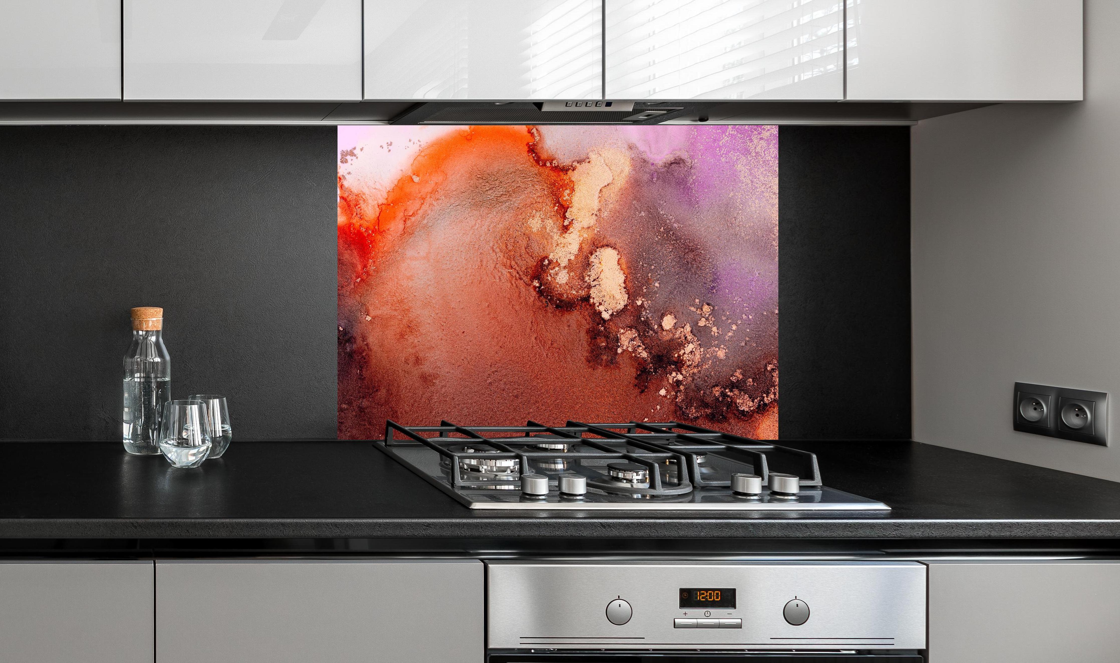 Spritzschutz - Mamor Wandtextur - Flüssigmalerei hinter einem Cerankochfeld zwischen Holz-Kochutensilien