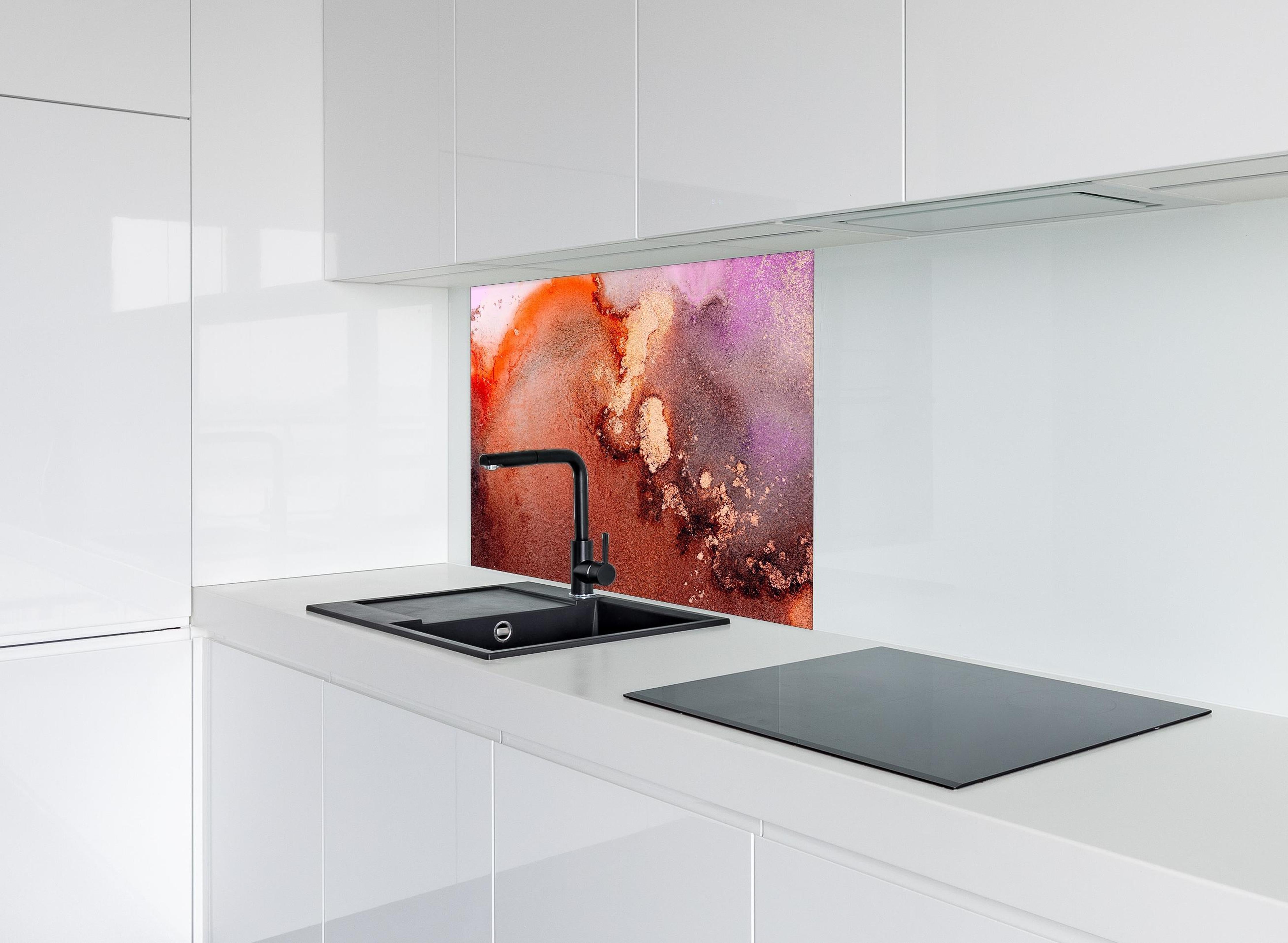 Spritzschutz - Mamor Wandtextur - Flüssigmalerei hinter einem Cerankochfeld zwischen Holz-Kochutensilien